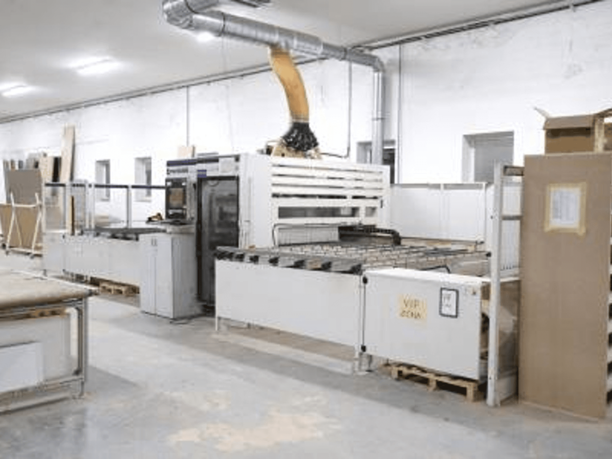SCM Morbidelli UNIFLEX HP CNC kokapstrādes centrs darbnīcā, skats no priekšpuses, kurā redzams vadības panelis un padeves sistēma.