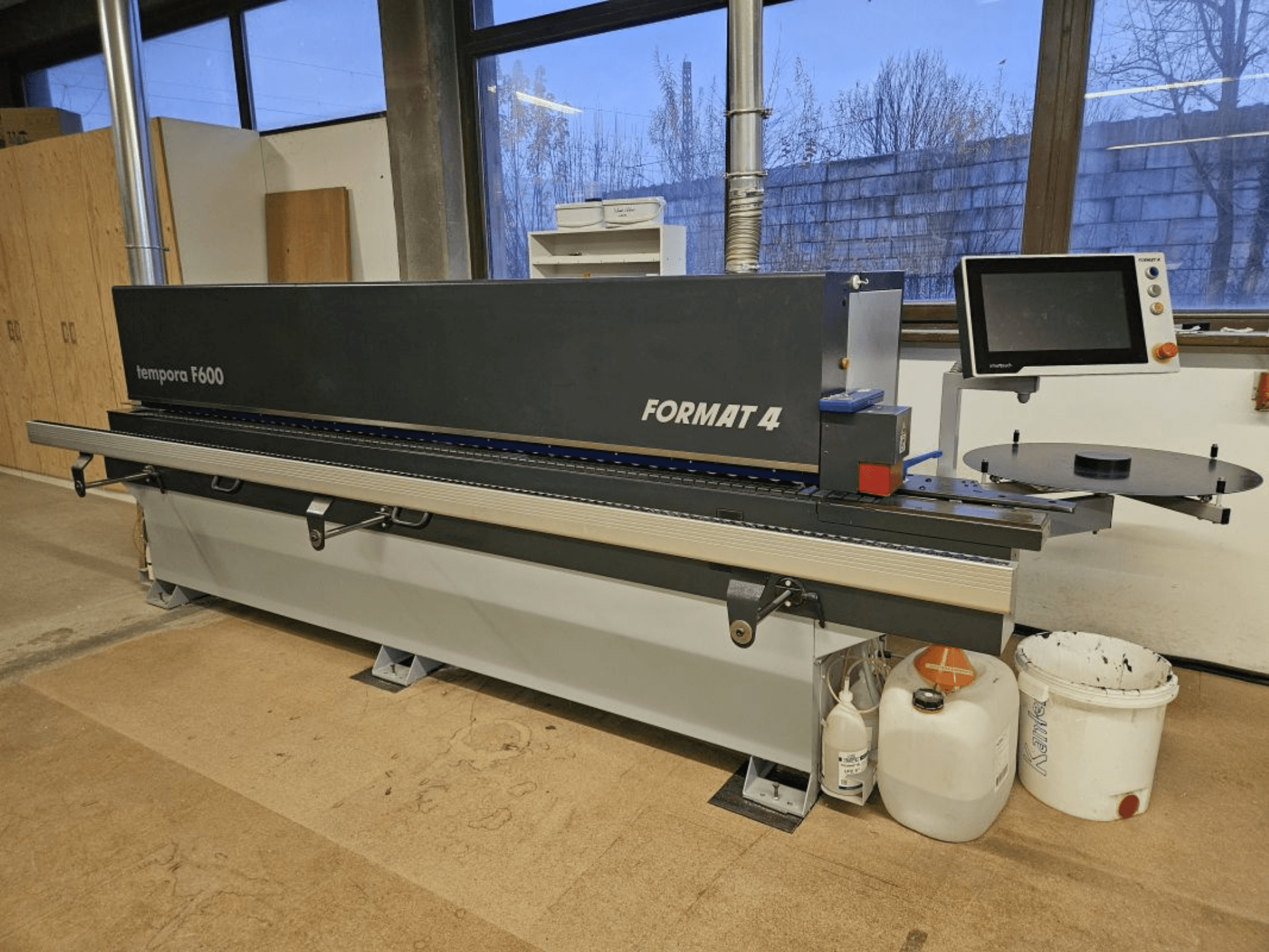 Templora F600 by Format 4, priekšējais skats uz kokapstrādes mašīnu ar digitālo displeju, griešanas galdu un uzglabāšanas konteineriem.