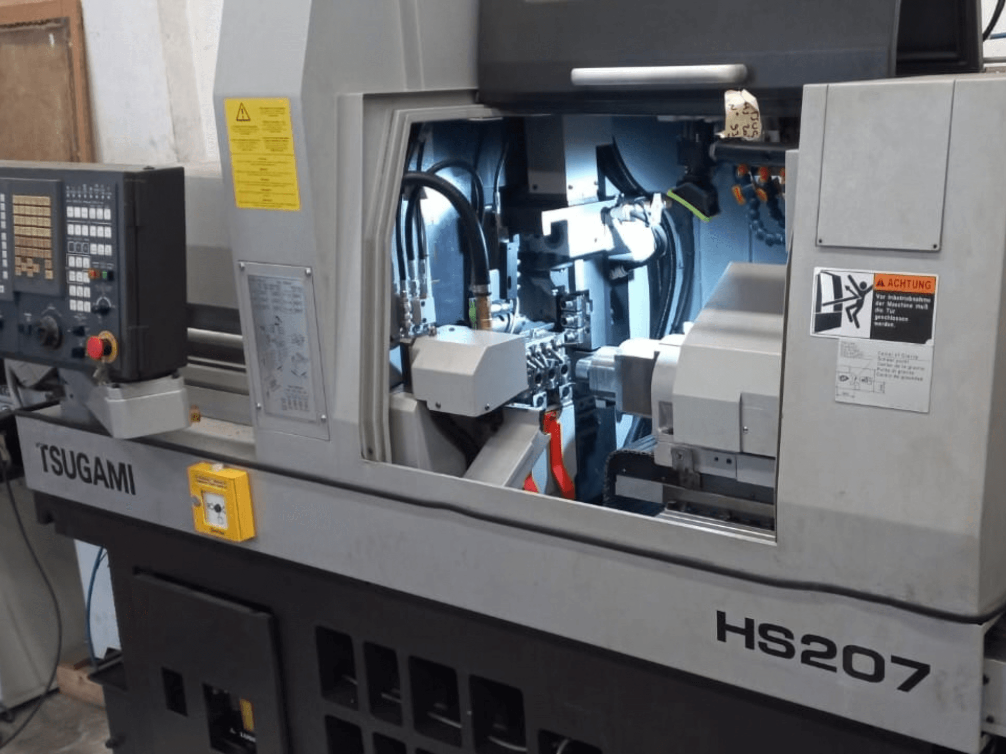 TSUGAMI HS207 Šveices tipa virpošanas stends, priekšskats, kurā redzams vadības panelis un iekšējās detaļas.