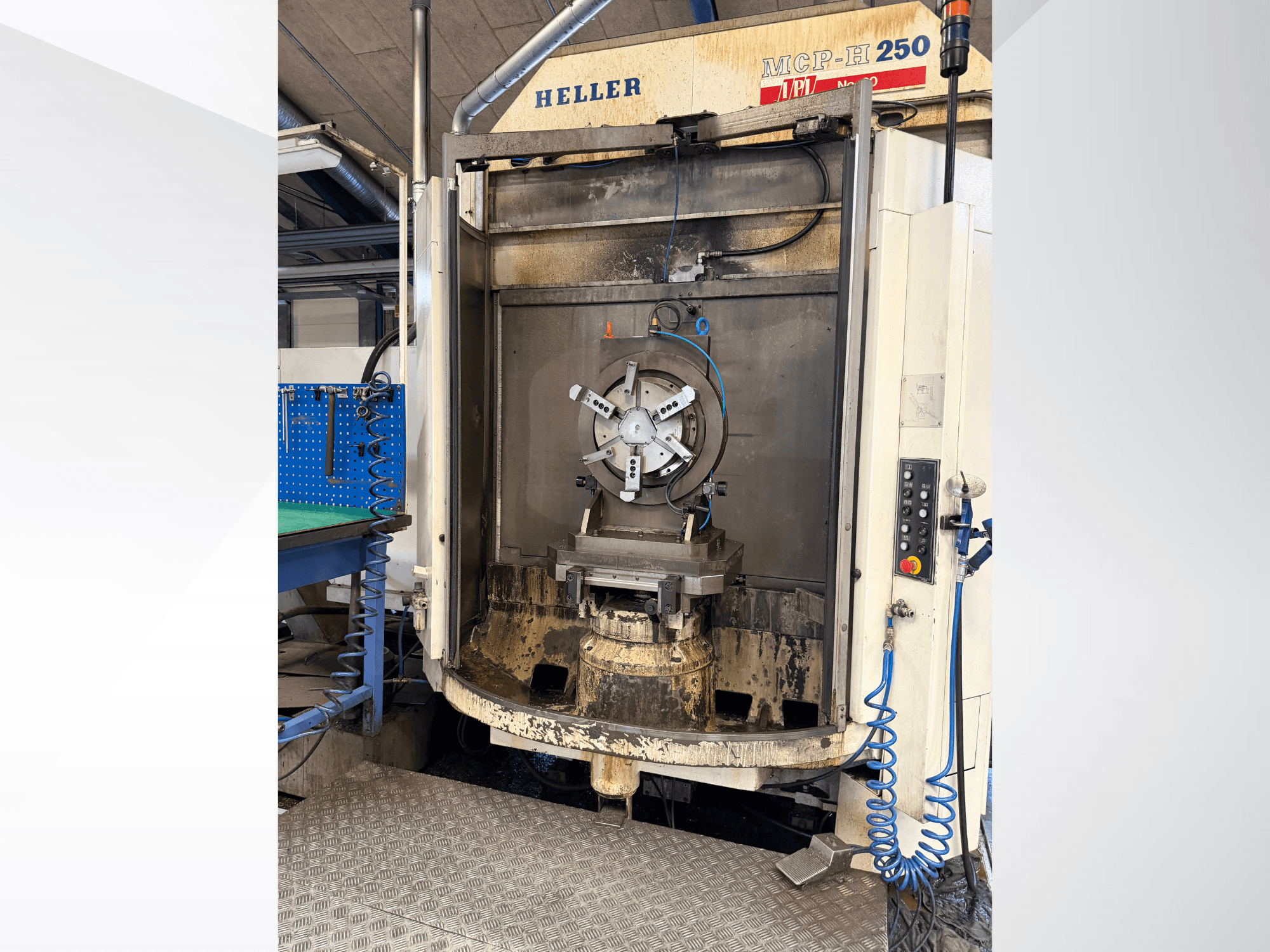 HELLER MCP 250 horizontālā apstrādes centra priekšējais skats, kurā redzams vadības panelis, darba stiprinājumi un apstrādes zona.