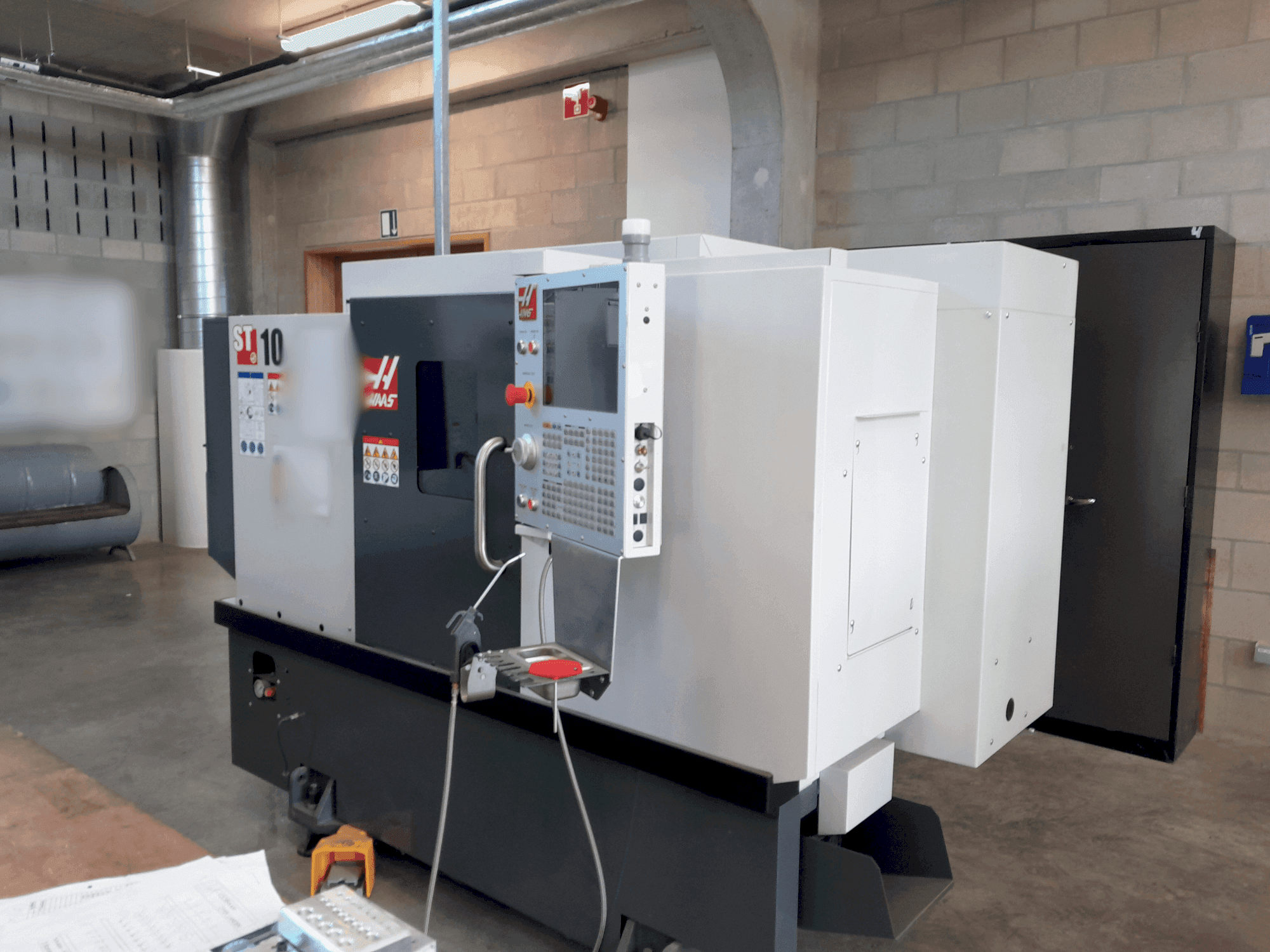 Mašīnas HAAS ST-10 pretskats