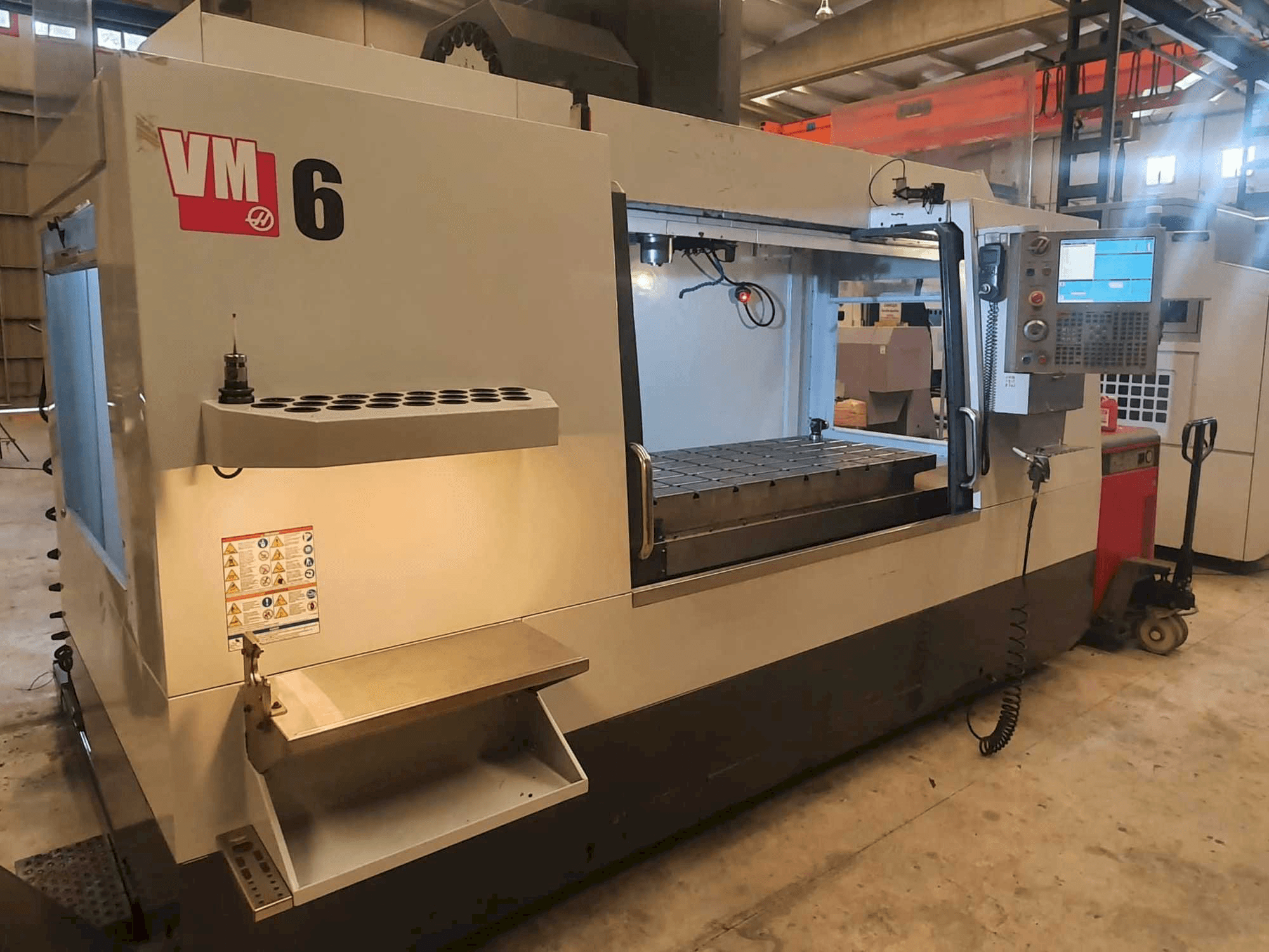 Mašīnas HAAS VM6 pretskats