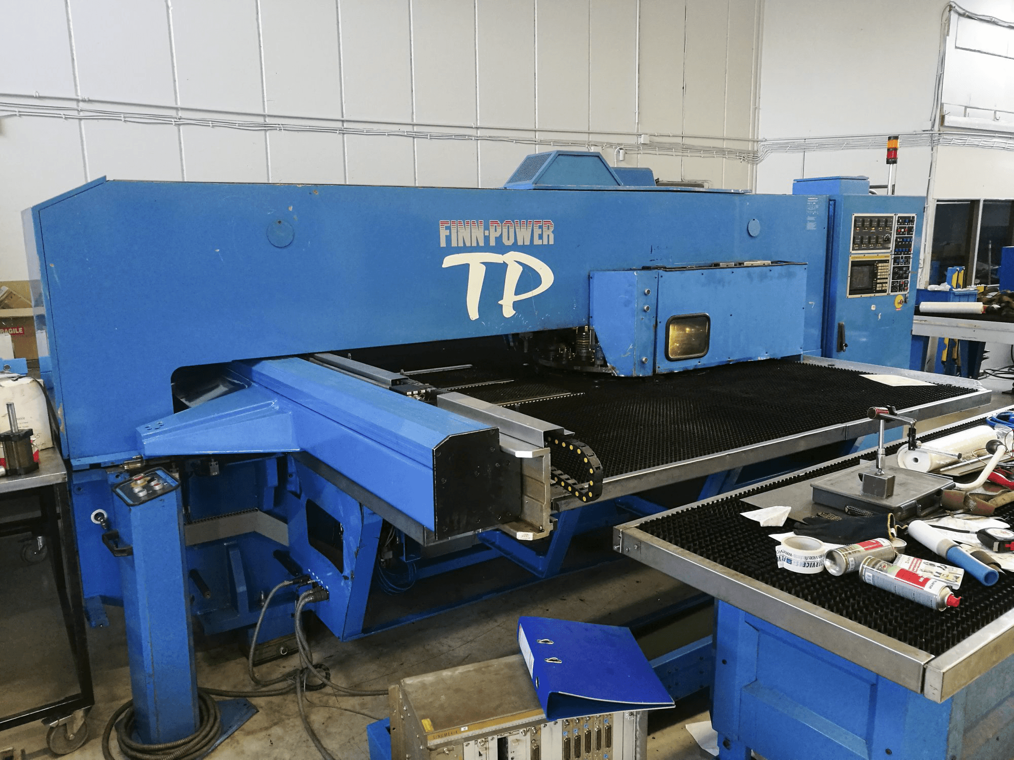 Mašīnas Finn-Power TP 2525 skats no kreisās puses