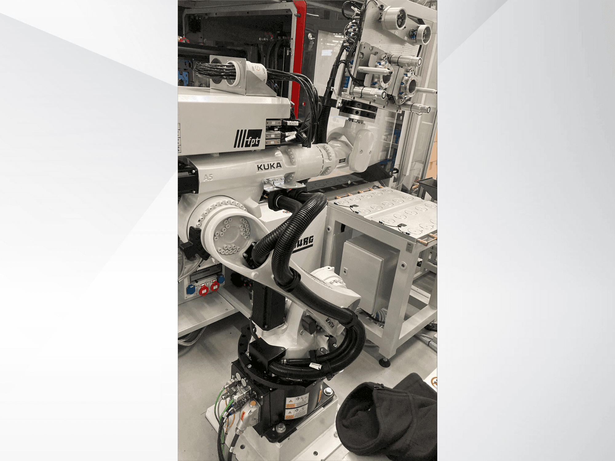 Mašīnas KUKA KR 22 R1610-2 pretskats