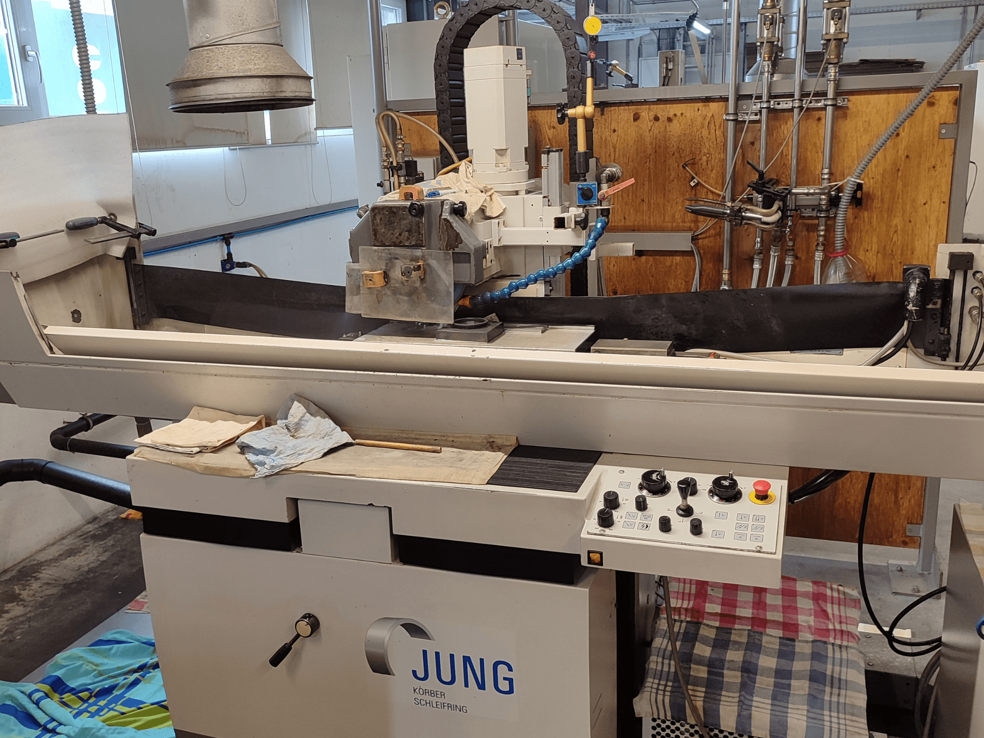 BLOHM JUNG JE 525 P virsmas slīpmašīna, skats no priekšpuses, ar vadības ierīcēm un slīpripas iestatījumiem.