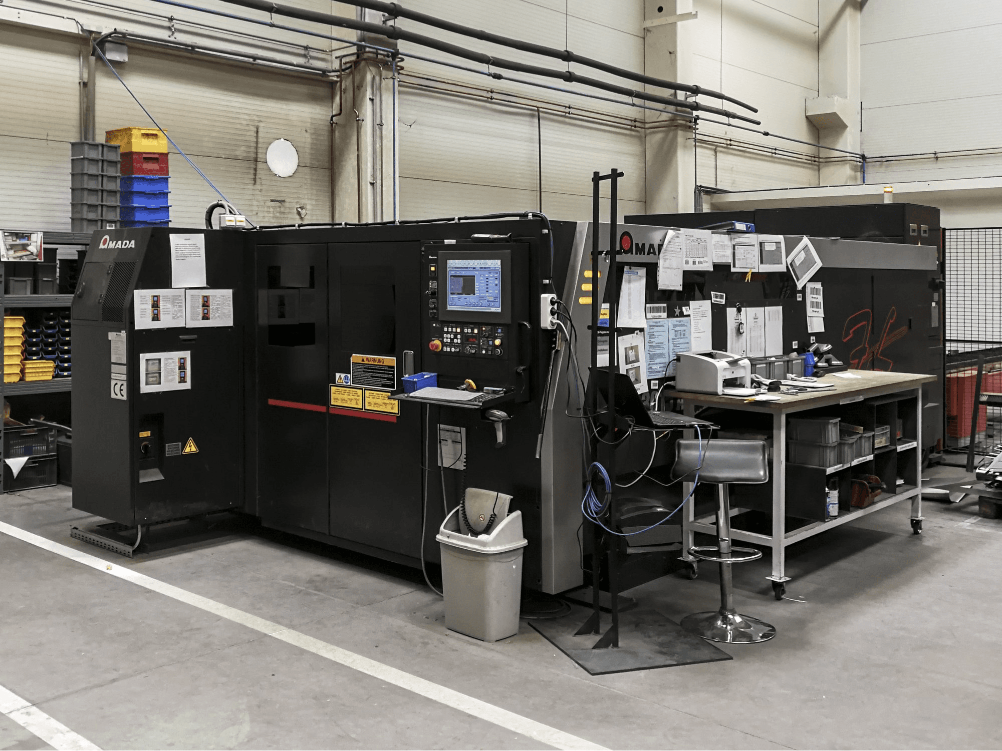 Mašīnas AMADA LCG-3015 AJ skats no labās puses