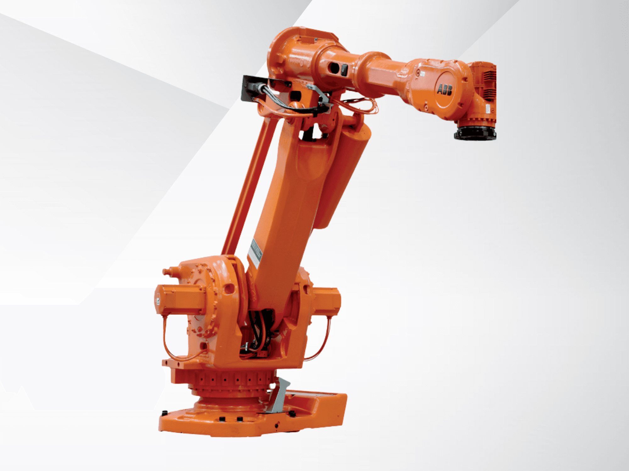 ABB IRB 6660-205/1.9 robota roka oranžā krāsā, skatīta no sāniem, kurā redzami tās šarnīrveida savienojumi un rūpnieciskais dizains.