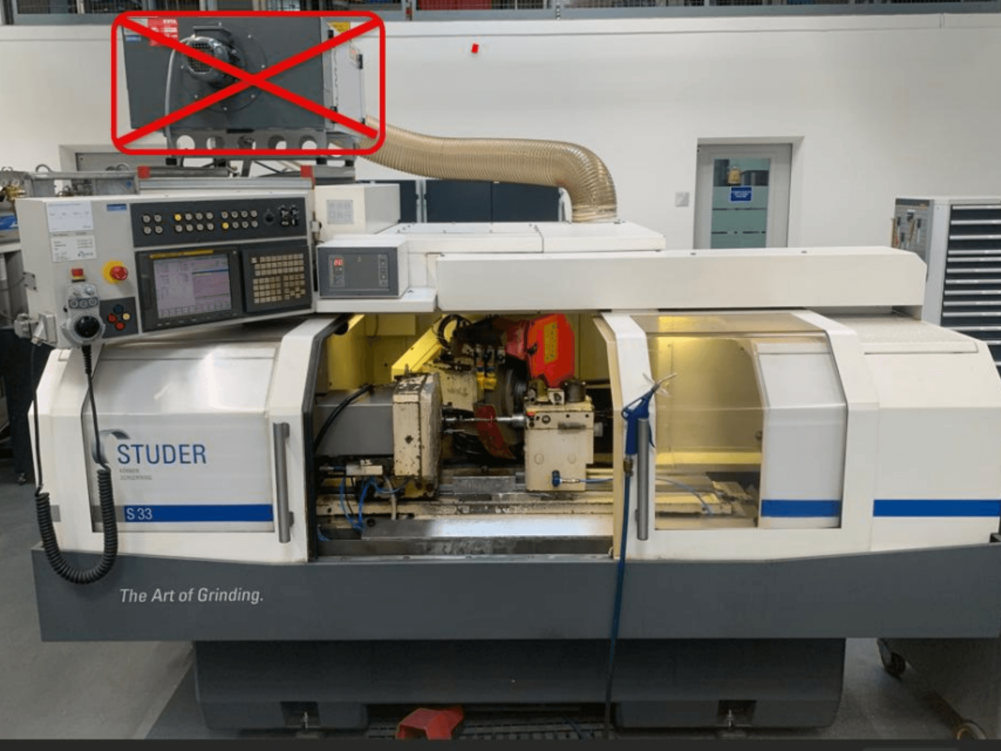 Studer S33 cilindriskās slīpmašīnas, priekšējais skats, kurā redzams vadības panelis un slīpēšanas komponenti ar redzamiem elektrības savienojumiem.