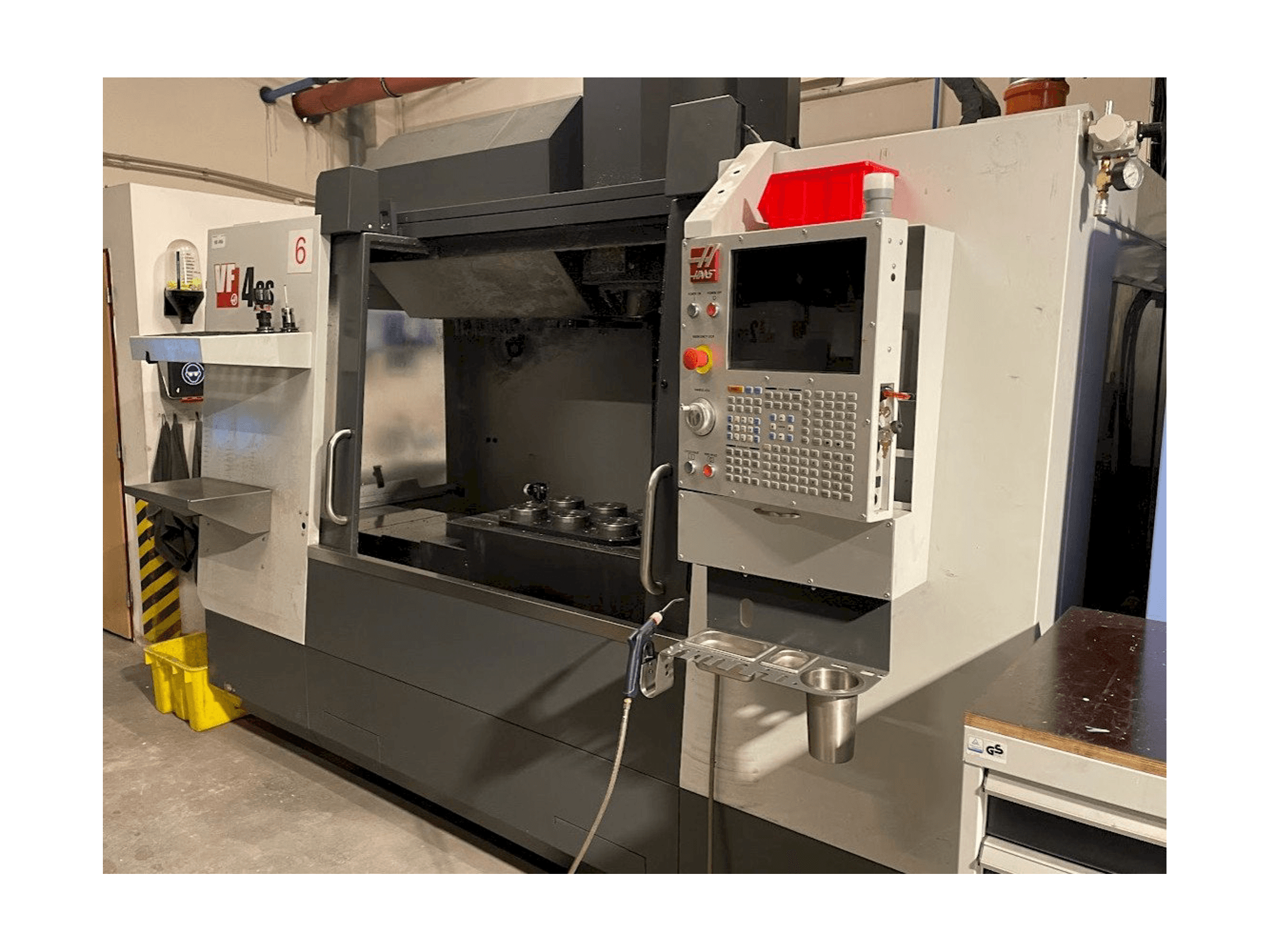 Mašīnas HAAS VF-4SS skats no labās puses