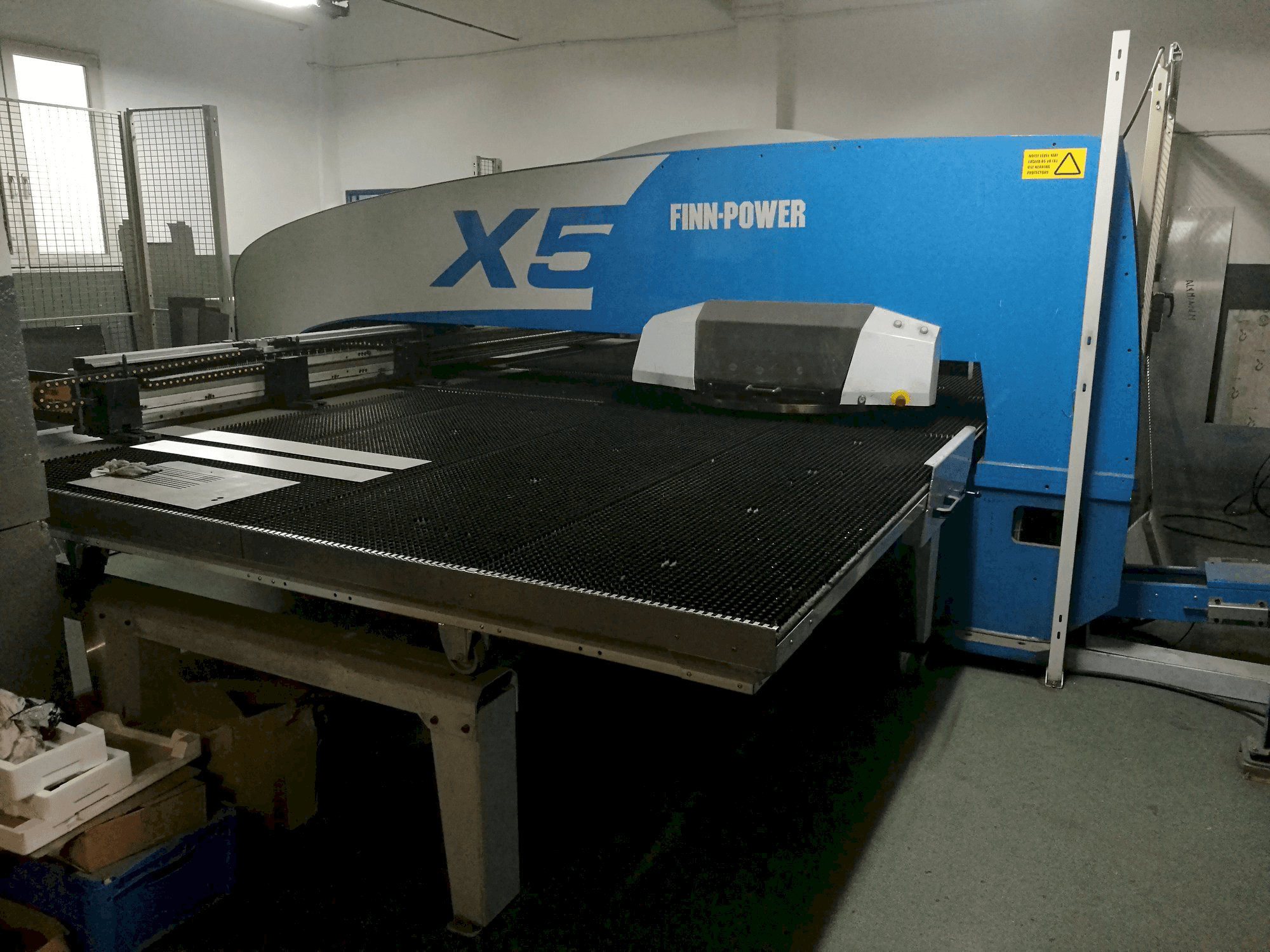 Mašīnas Finn-Power X5 12 06 kreisās malas skats