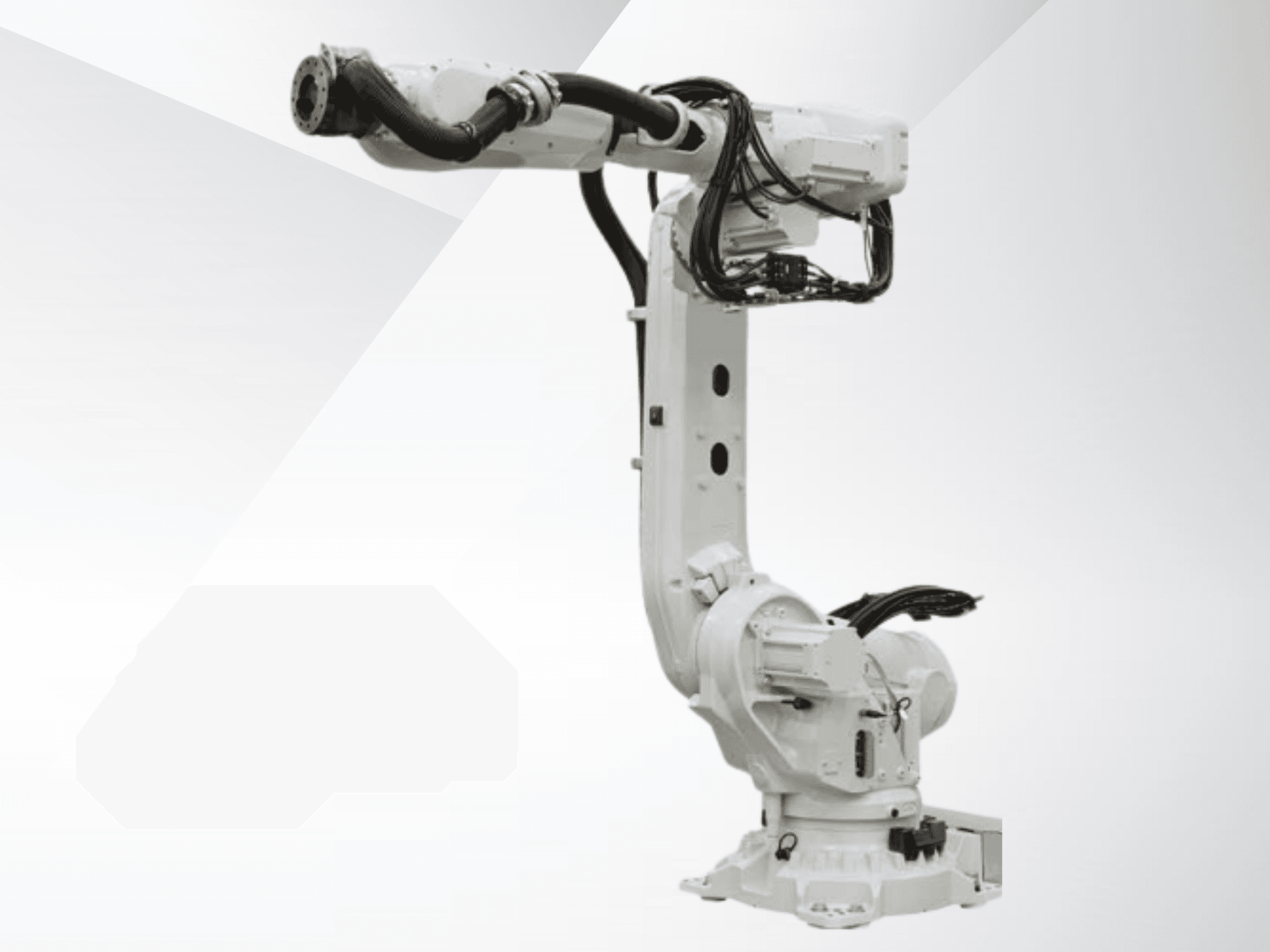 ABB IRB 6700-245/3.00 robota roka, skats no priekšpuses, kurā redzams balts, aerodinamiskais dizains ar pievienotiem kabeļiem un motoriem.