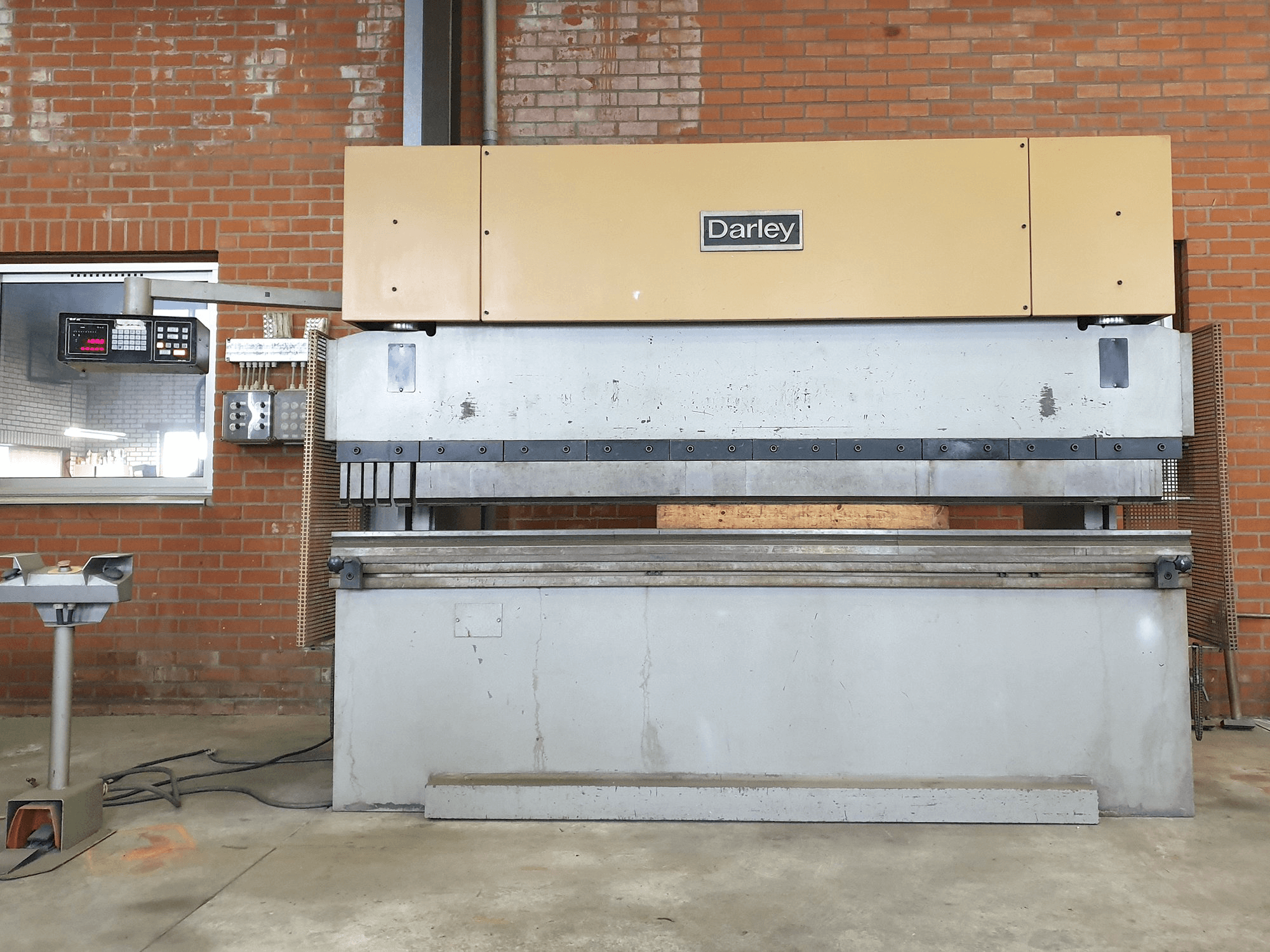Mašīnas Darley EHP 110 31/25 pretskats