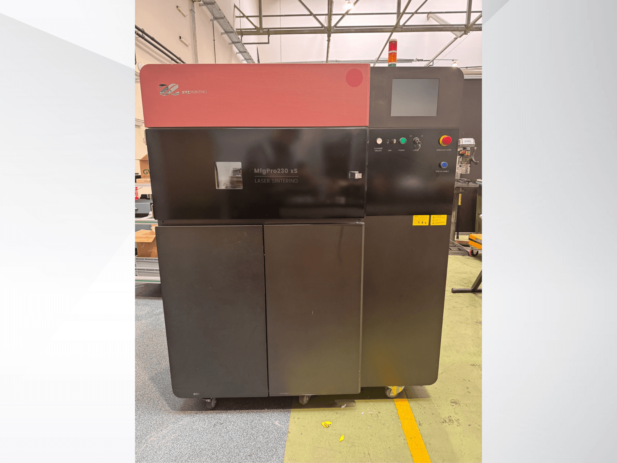 XYZprinting MfgPro230 xS plastmasas 3D printeris priekšpusē, ar vadības paneli un brīdinājuma lampām.