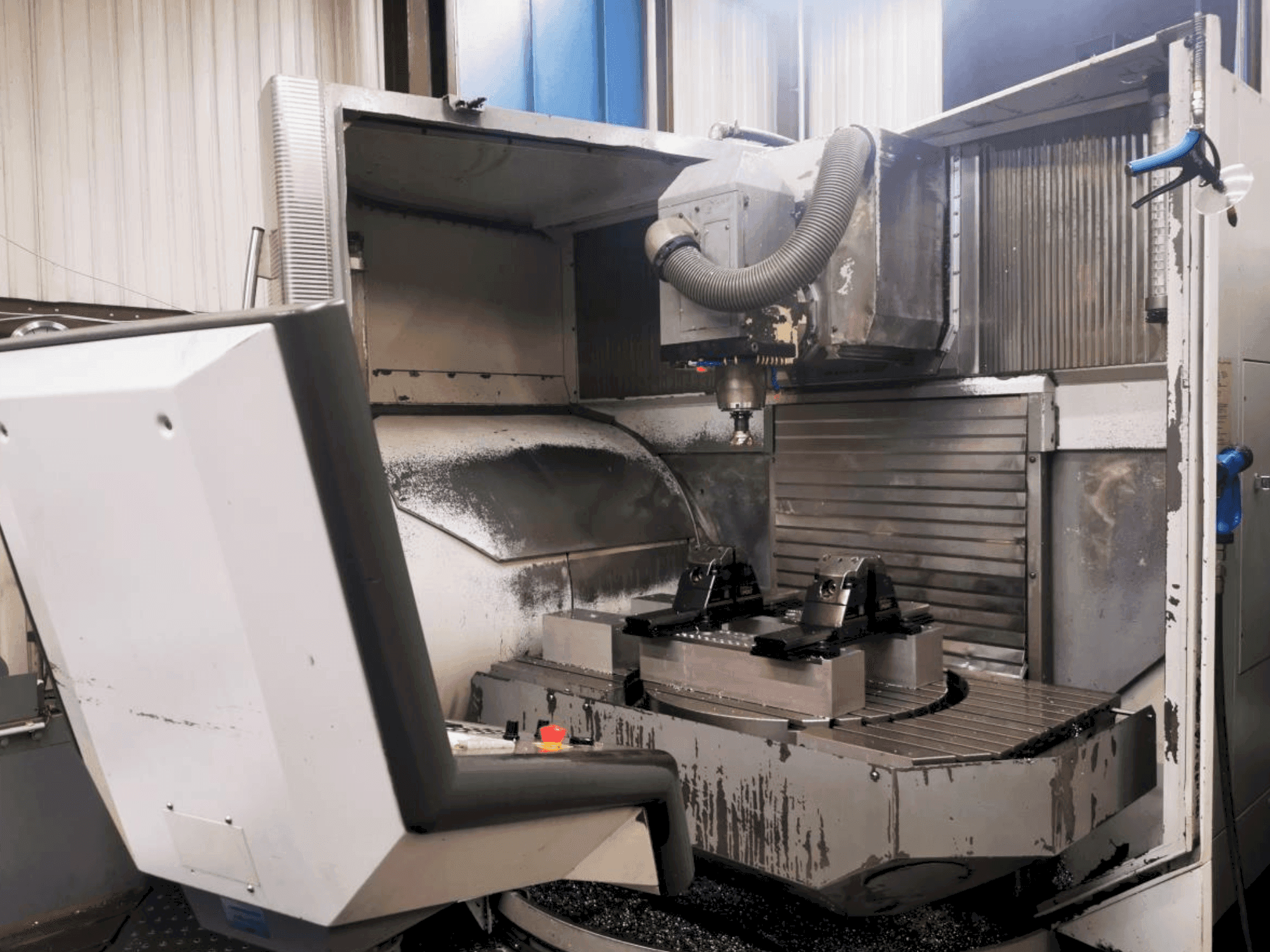 Mašīnas DECKEL MAHO DMU 100T darba telpa