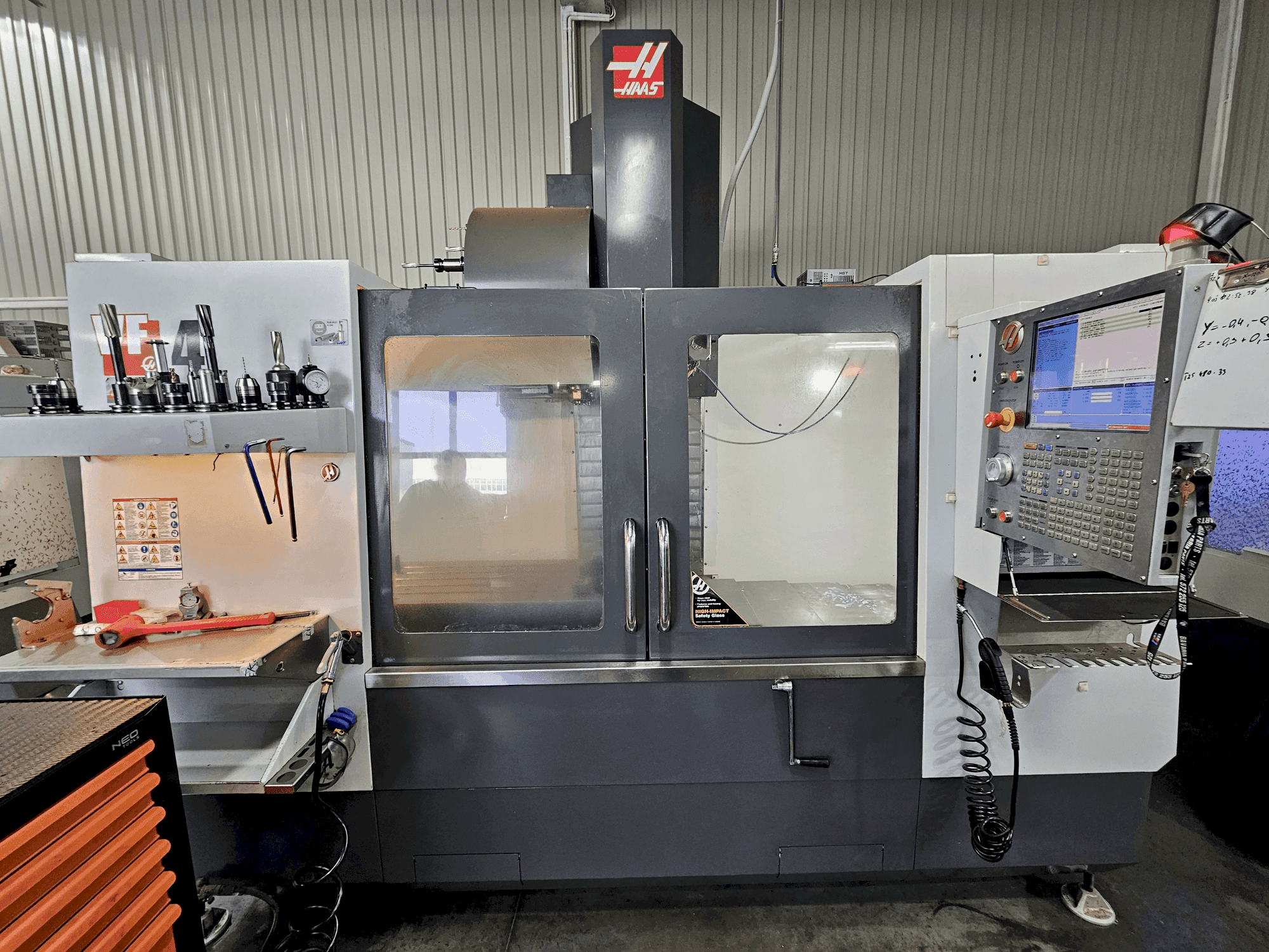 Mašīnas HAAS VF-4 pretskats