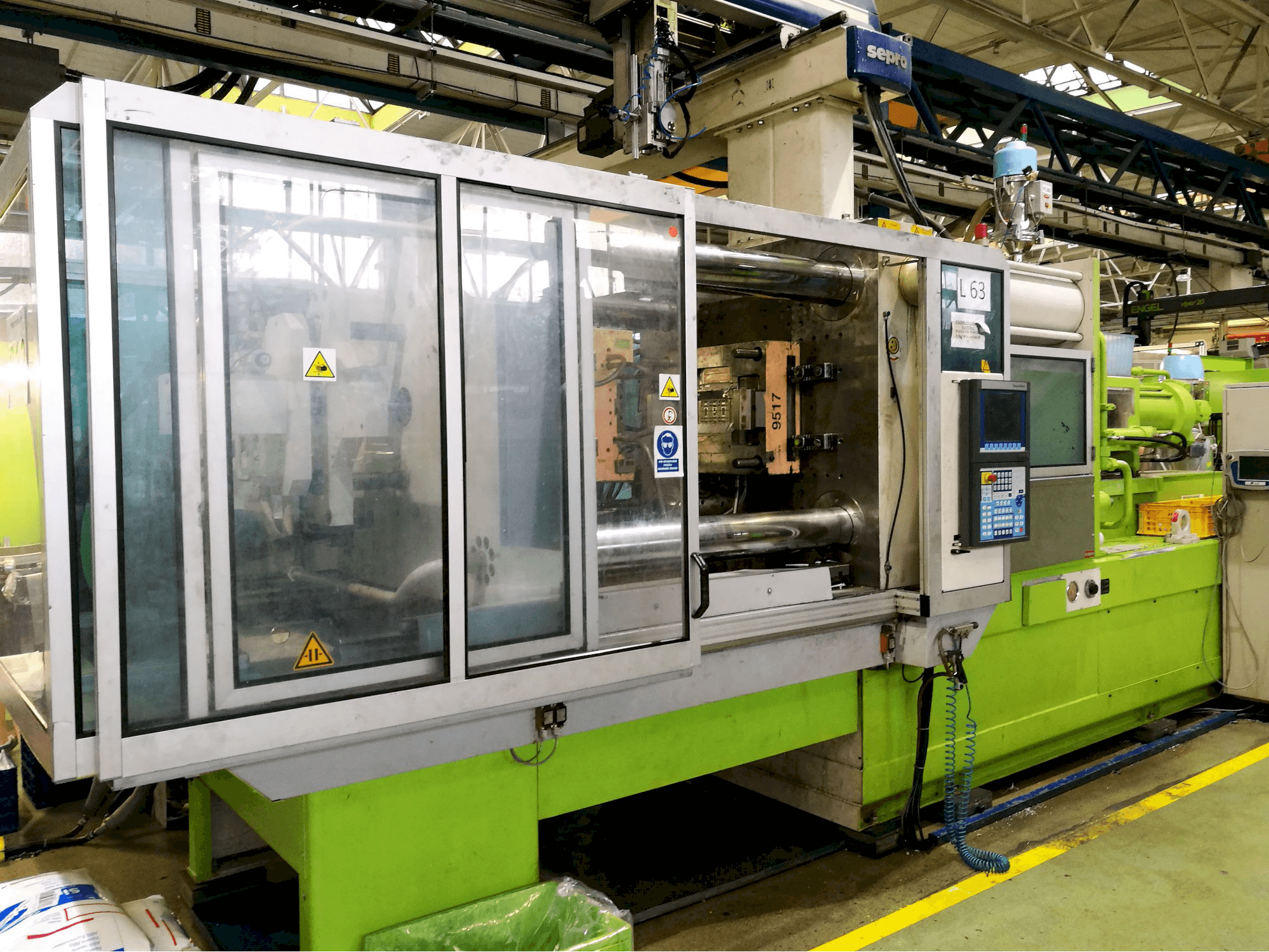 Mašīnas Krauss Maffei 420-1900 C2 skats no kreisās puses