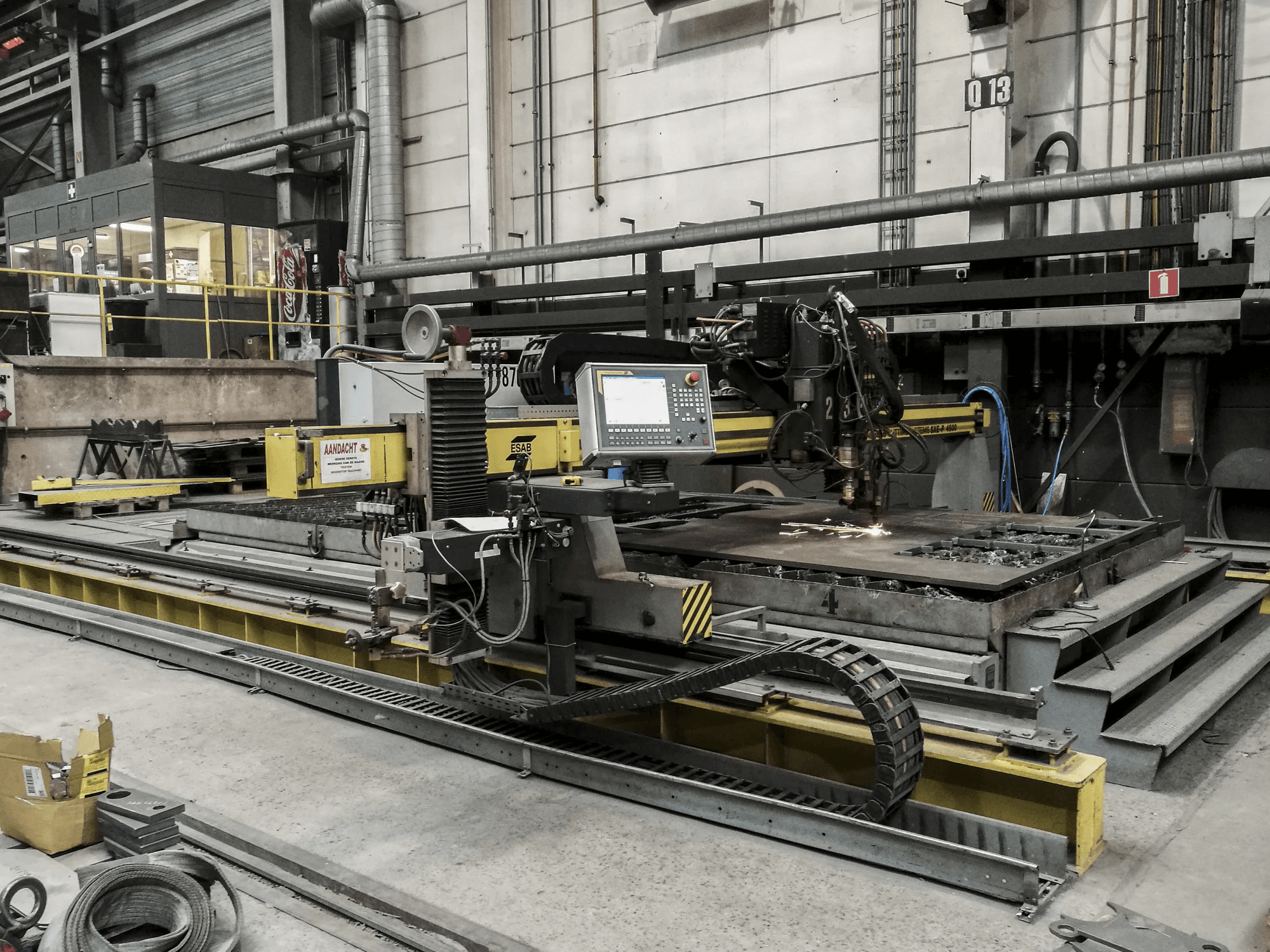 Mašīnas ESAB SUPRAREX SXE-P 4500 skats no labās puses