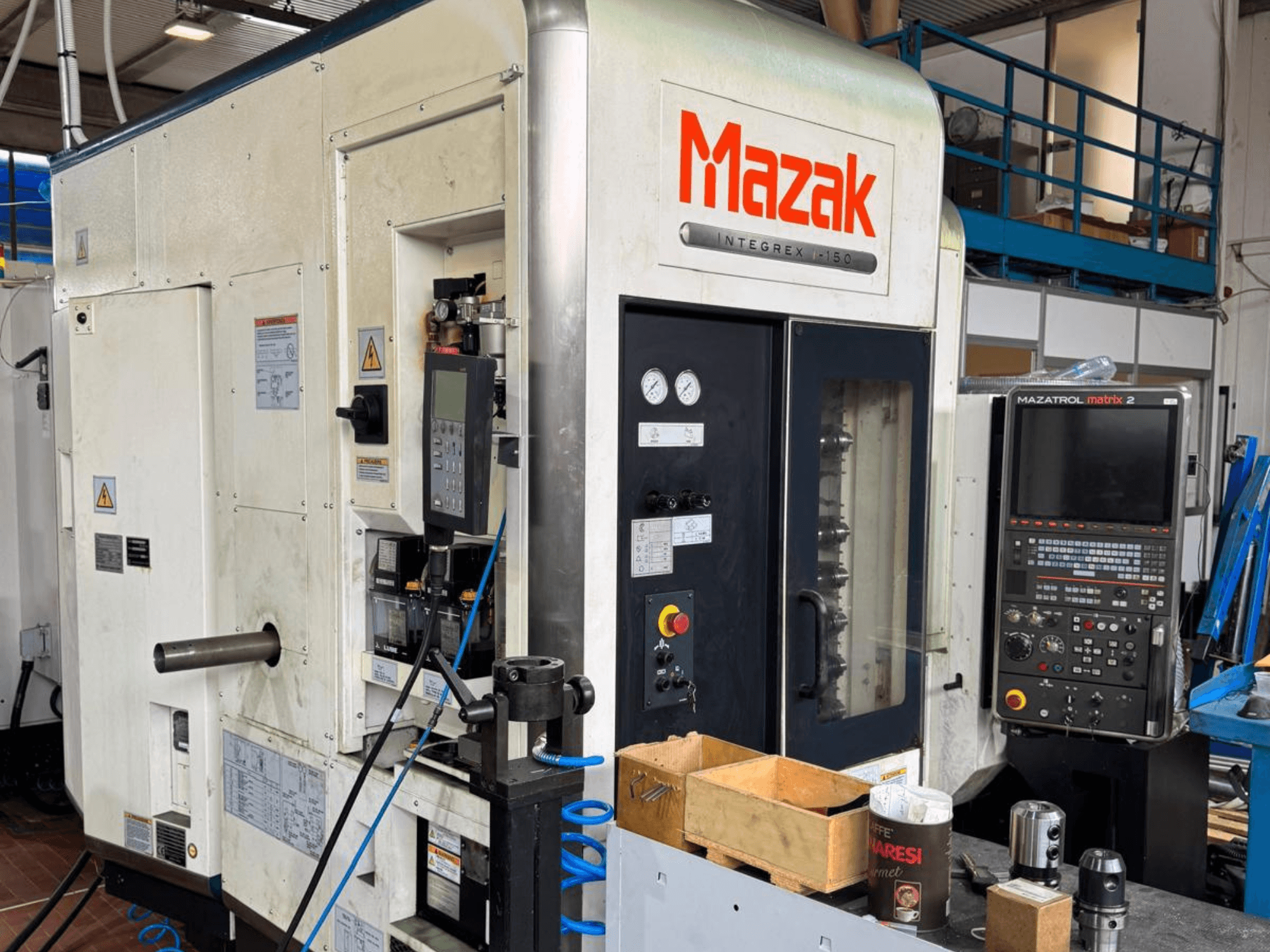 Mazak Integrex I-150 CNC mašīna, skats no priekšpuses; vadības panelis, instrumentu turētājs un darba mērinstrumenti.