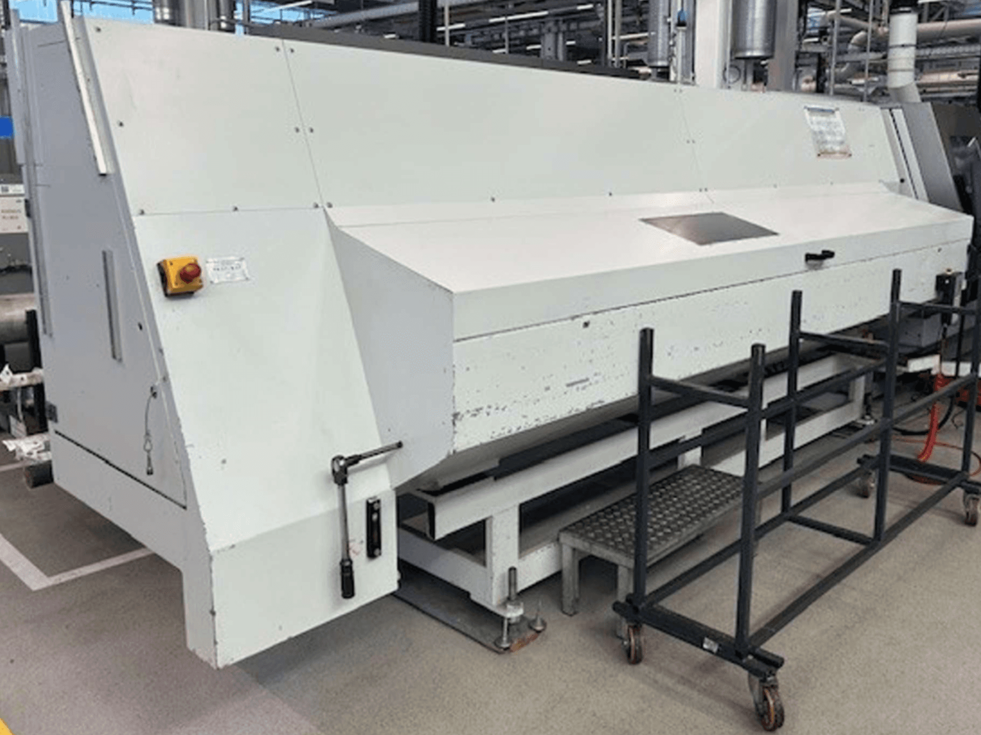 Pagrieziena frēzēšanas centrs Index G 200 RATIO LINE sānu skatā, ar baltu korpusu un drošības vadības ierīcēm.