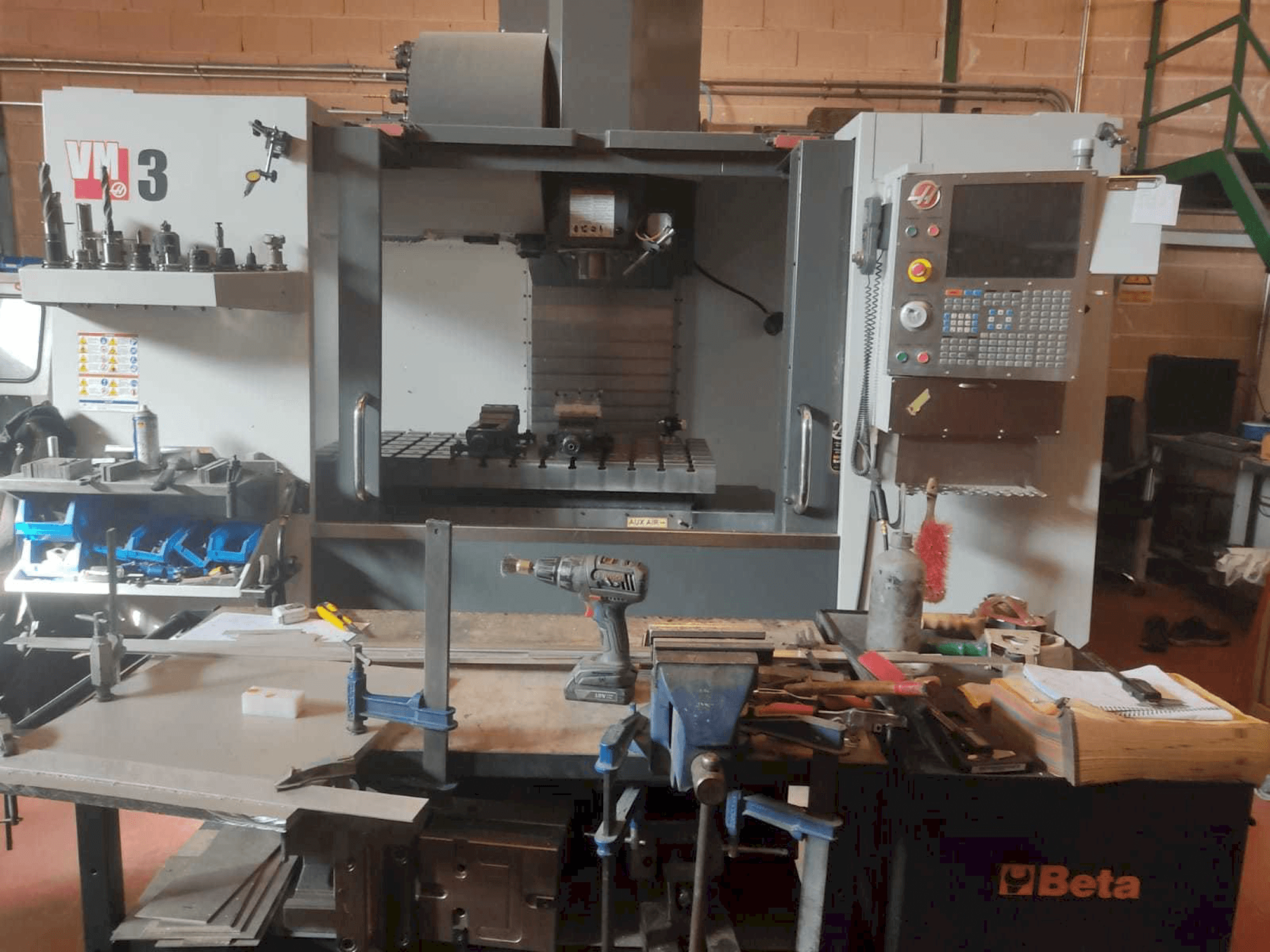 Mašīnas HAAS VM-3 pretskats