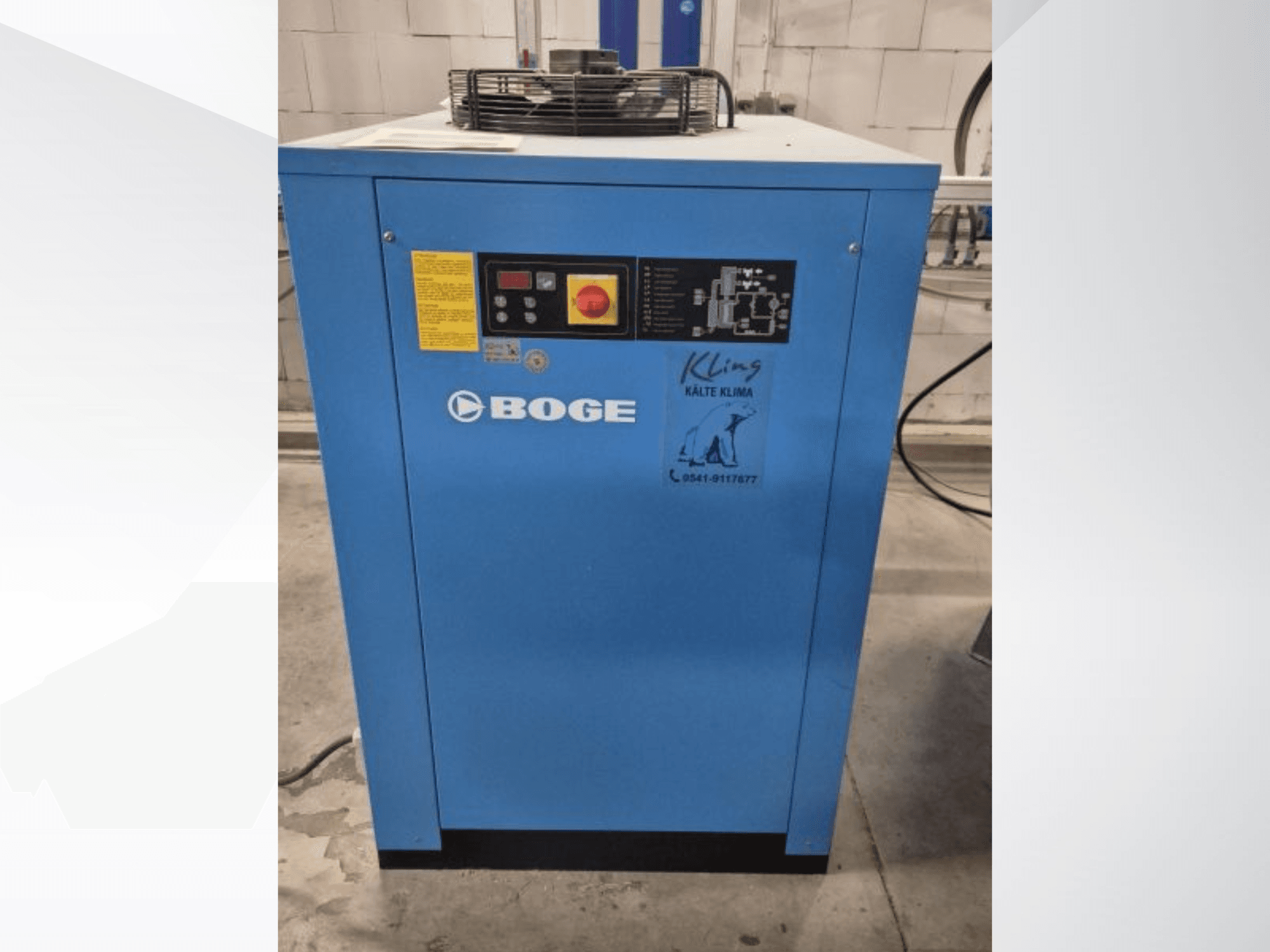 BOGE S 111-4, zilā rūpnieciskā dzesēšanas agregāta priekšējais skats ar vadības paneli un brīdinājuma uzrakstiem.