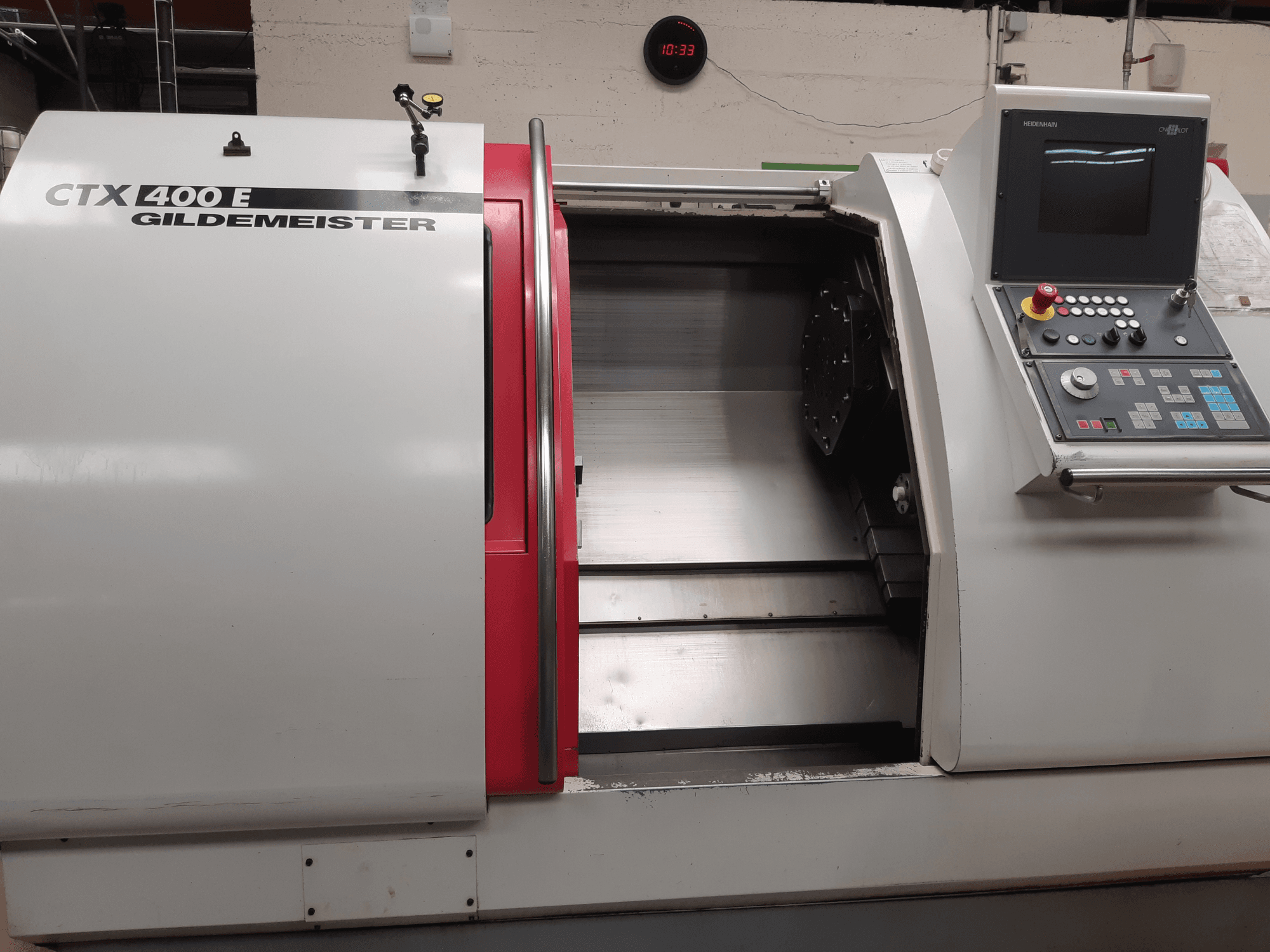Gildemeister CTX 400 E horizontālā virpošanas mašīna, redzama no sāniem, kurā redzams vadības panelis un atvērta priekšpuse, lai piekļūtu instrumentiem.