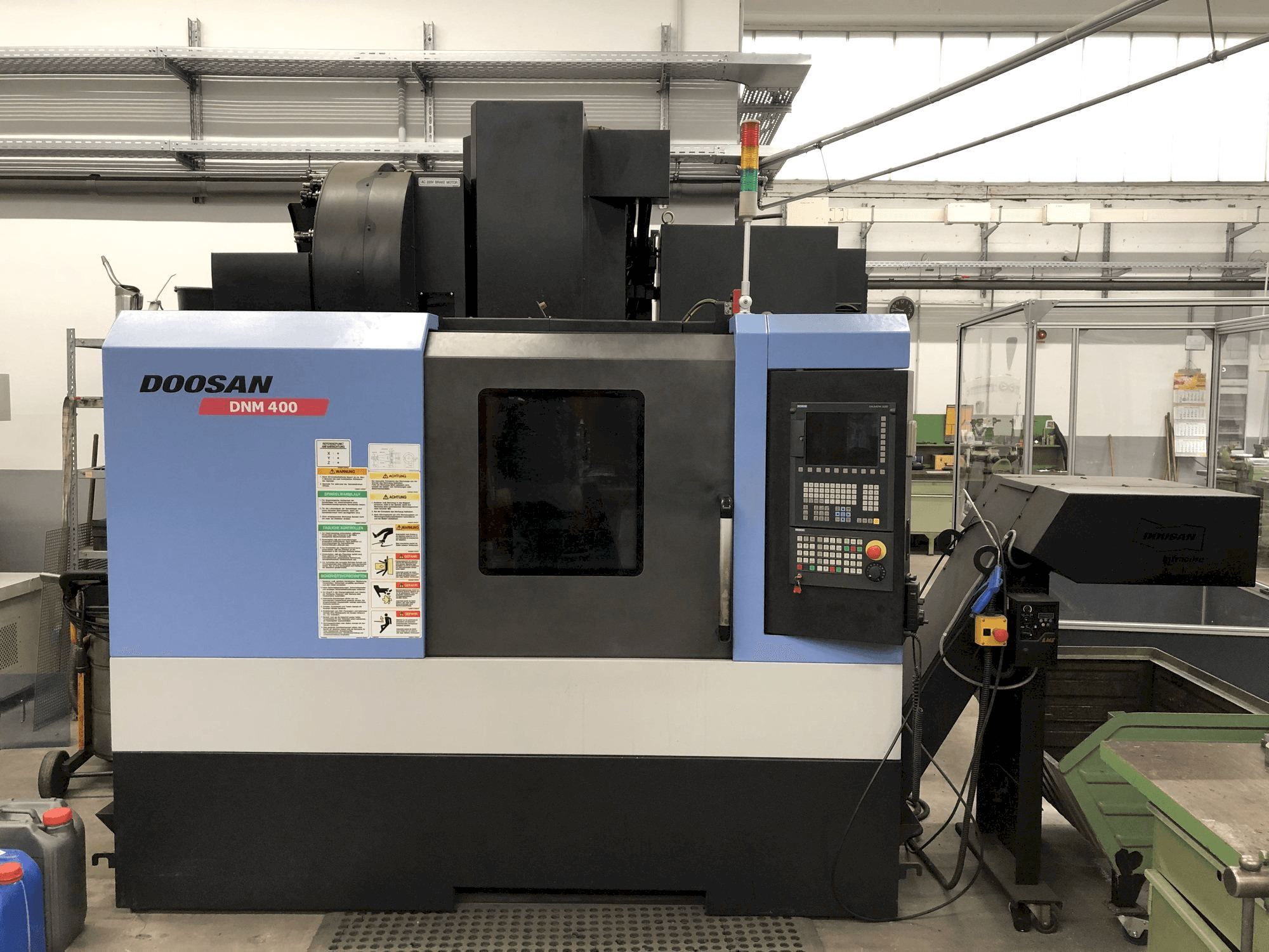 Mašīnas Doosan DNM 400 pretskats