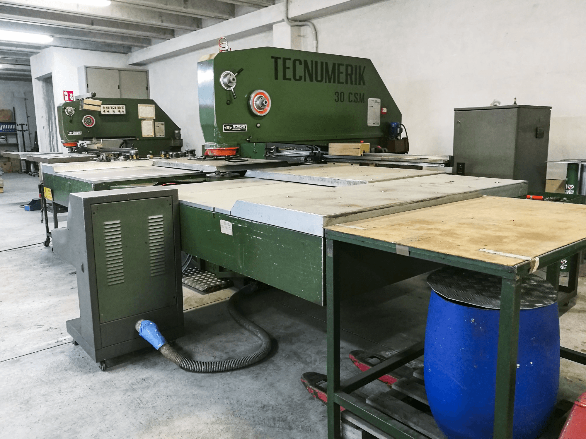 Mašīnas Tecnology Tecnumerik 30 C.S.M. skats no labās puses