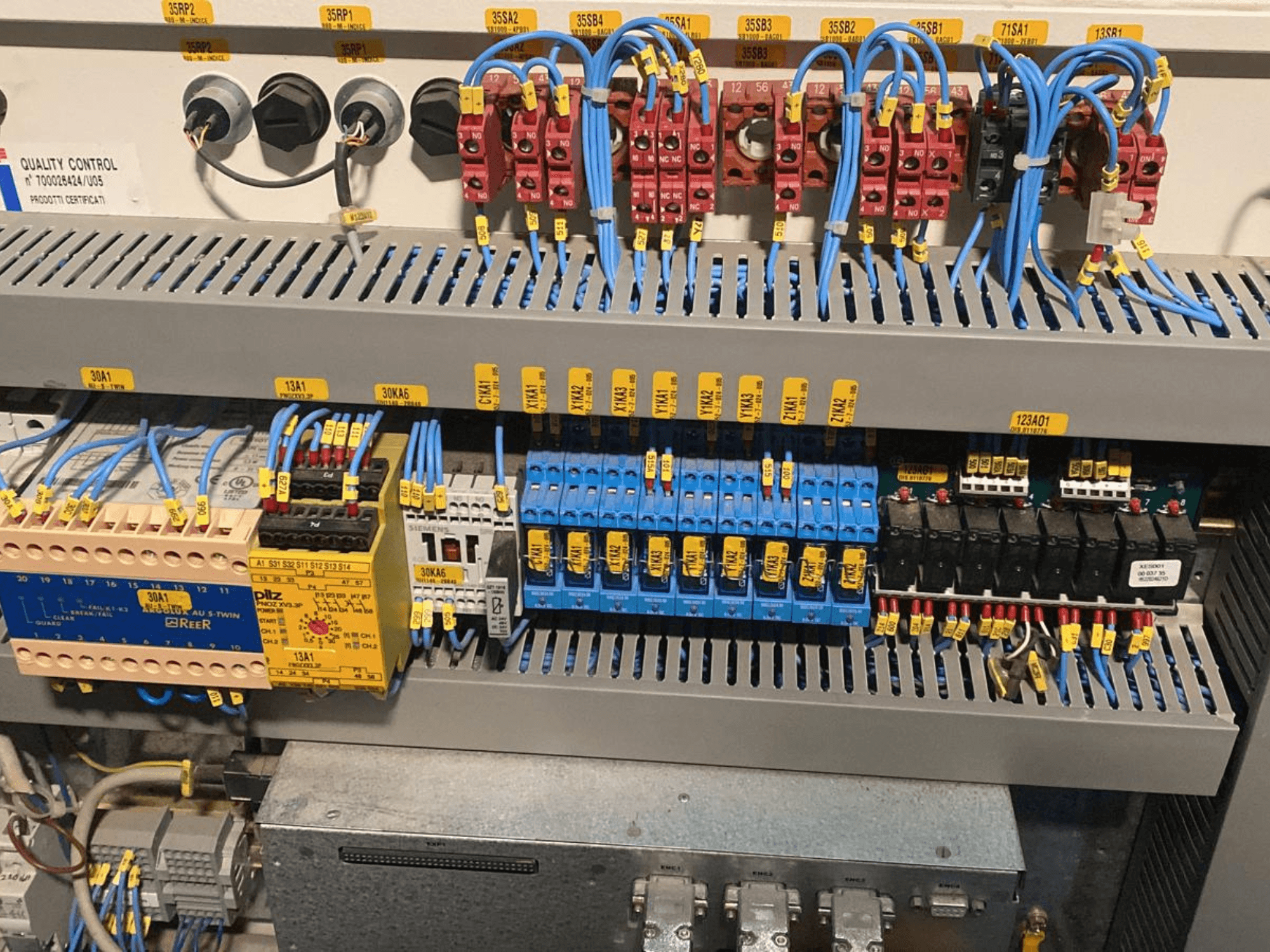 CNC kokapstrādes centrs SCM PRATIX 48 NST vadības panelis ar marķētiem vadiem un dažādiem relejiem, skats no priekšpuses.