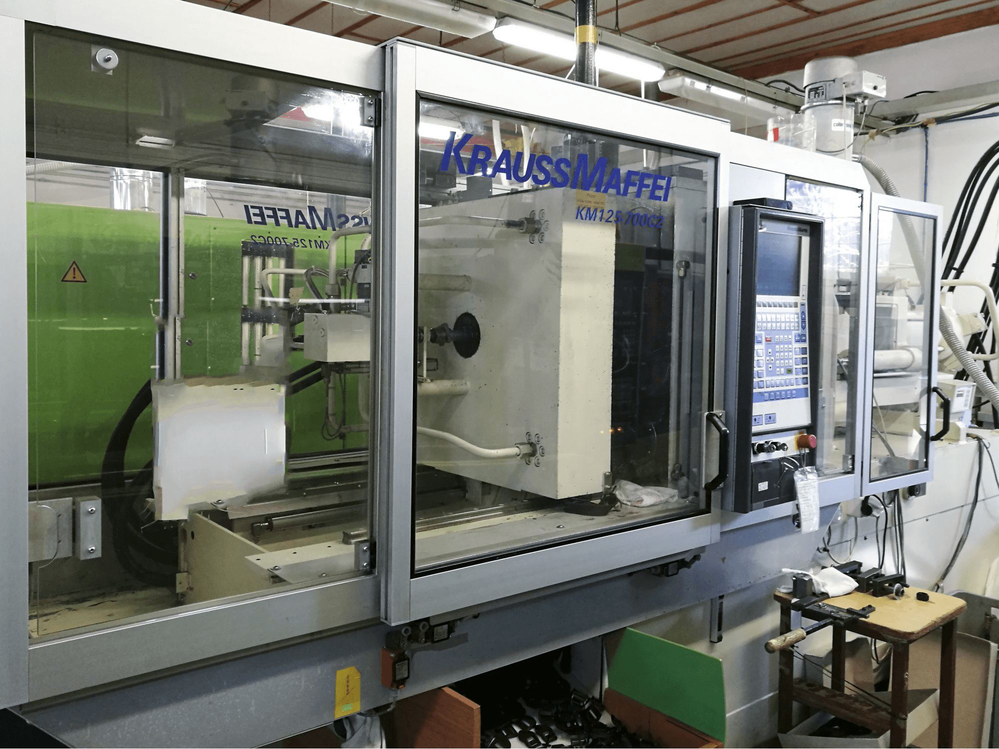 Mašīnas Krauss Maffei 125-700 C2 skats no kreisās puses