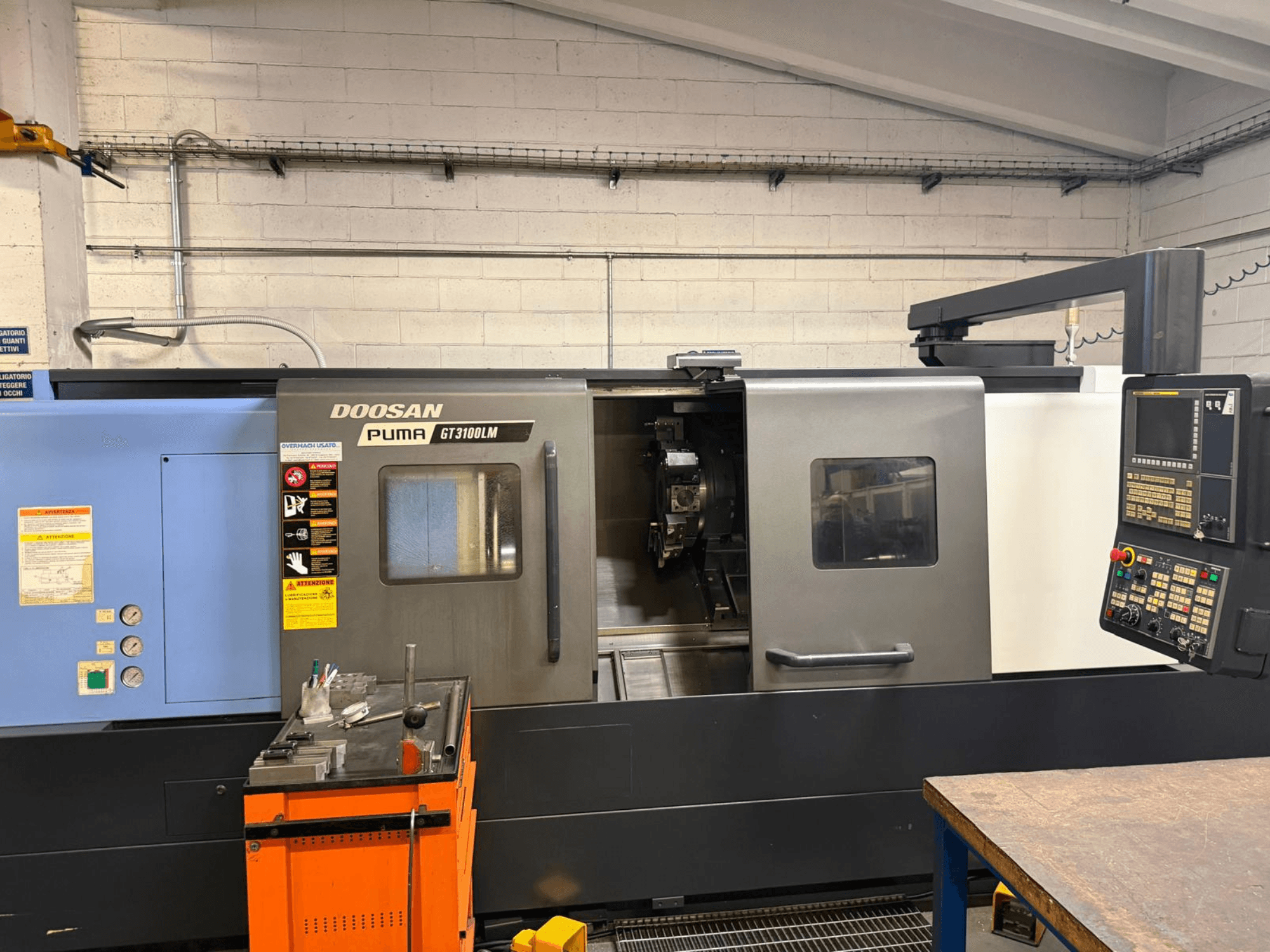 DOOSAN PUMA GT3100LM horizontālās virpošanas mašīnas priekšējais skats, kurā redzams vadības panelis un darba zona ar instrumentiem.