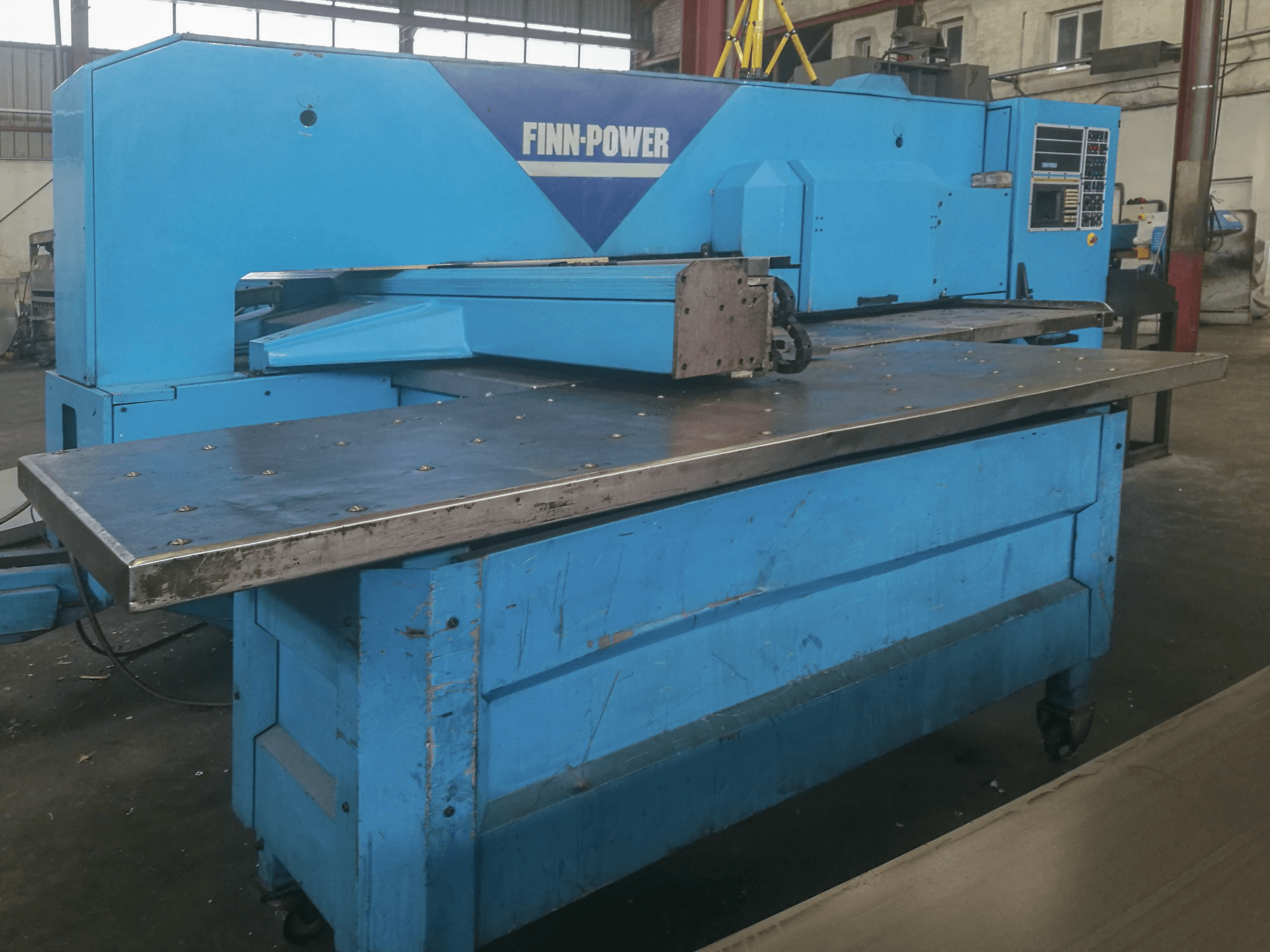 Mašīnas Finn-Power TP 2020 skats no kreisās puses