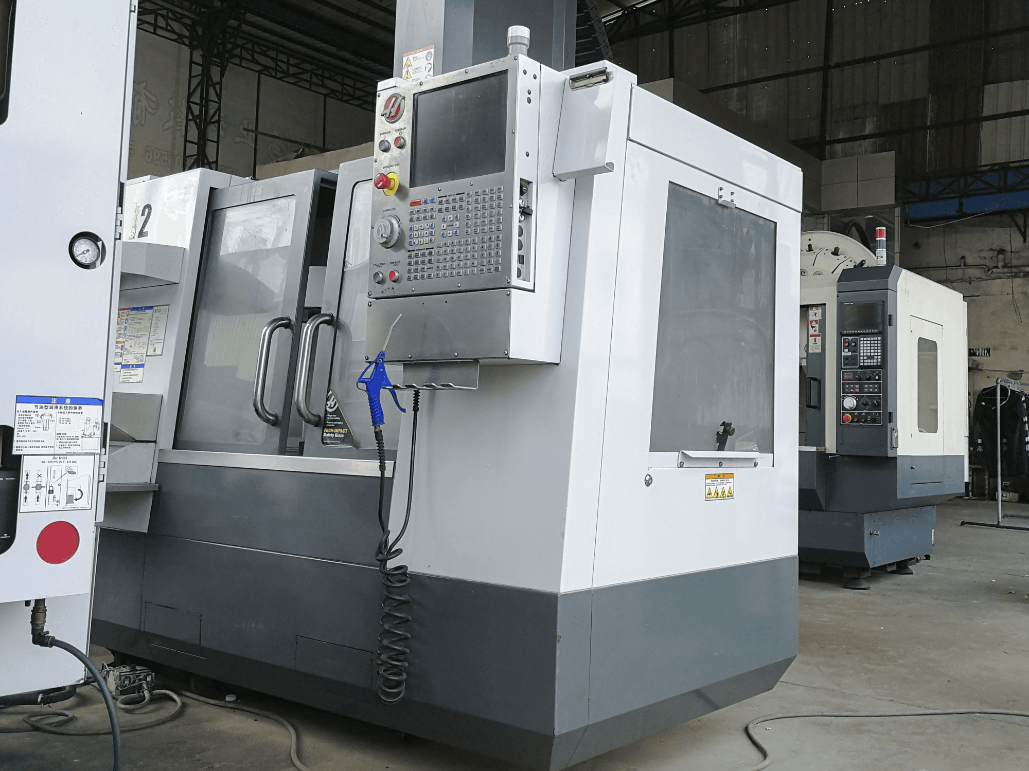 Mašīnas HAAS VF-2 skats no labās puses