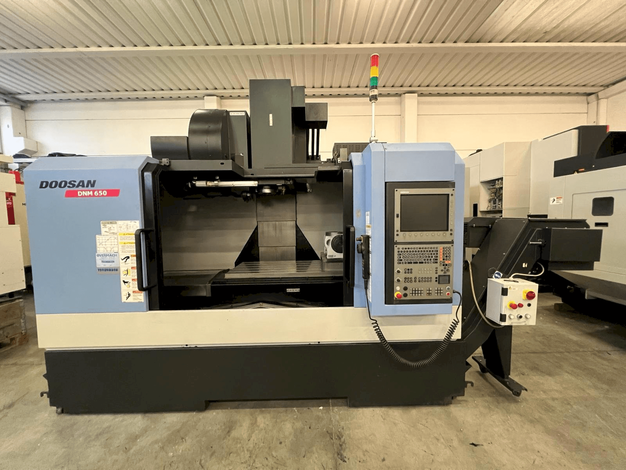 Mašīnas DOOSAN DNM 650 pretskats