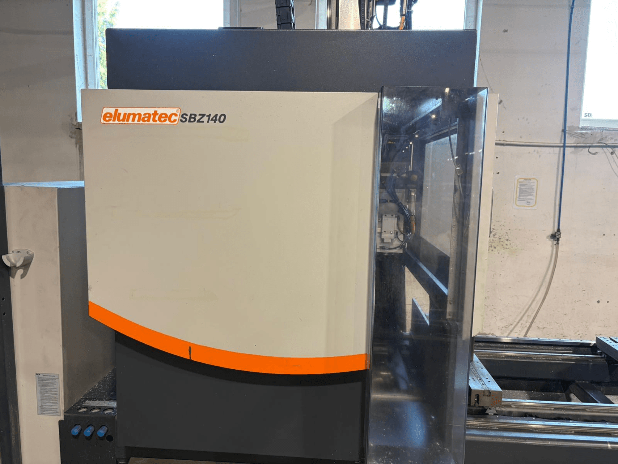 Elumatec SBZ-140 vertikālais apstrādes centrs, skats no priekšpuses, kurā redzams tā glītais dizains un vadības paneļa detaļas.
