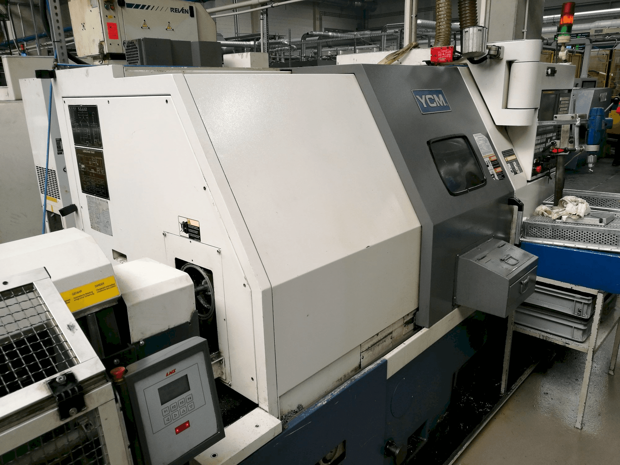 Mašīnas YCM GT-250A pretskats