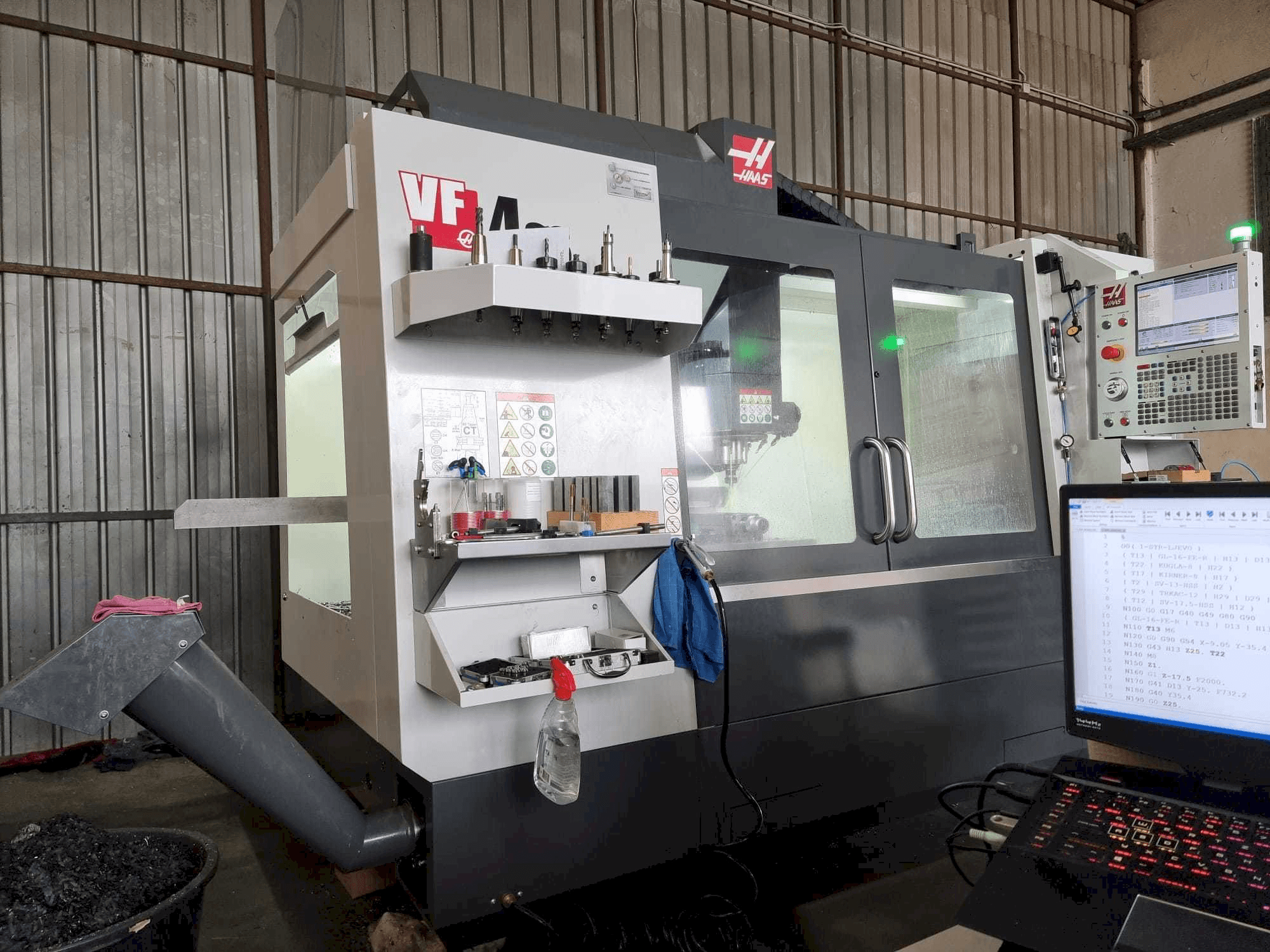 Mašīnas HAAS VF4SS pretskats