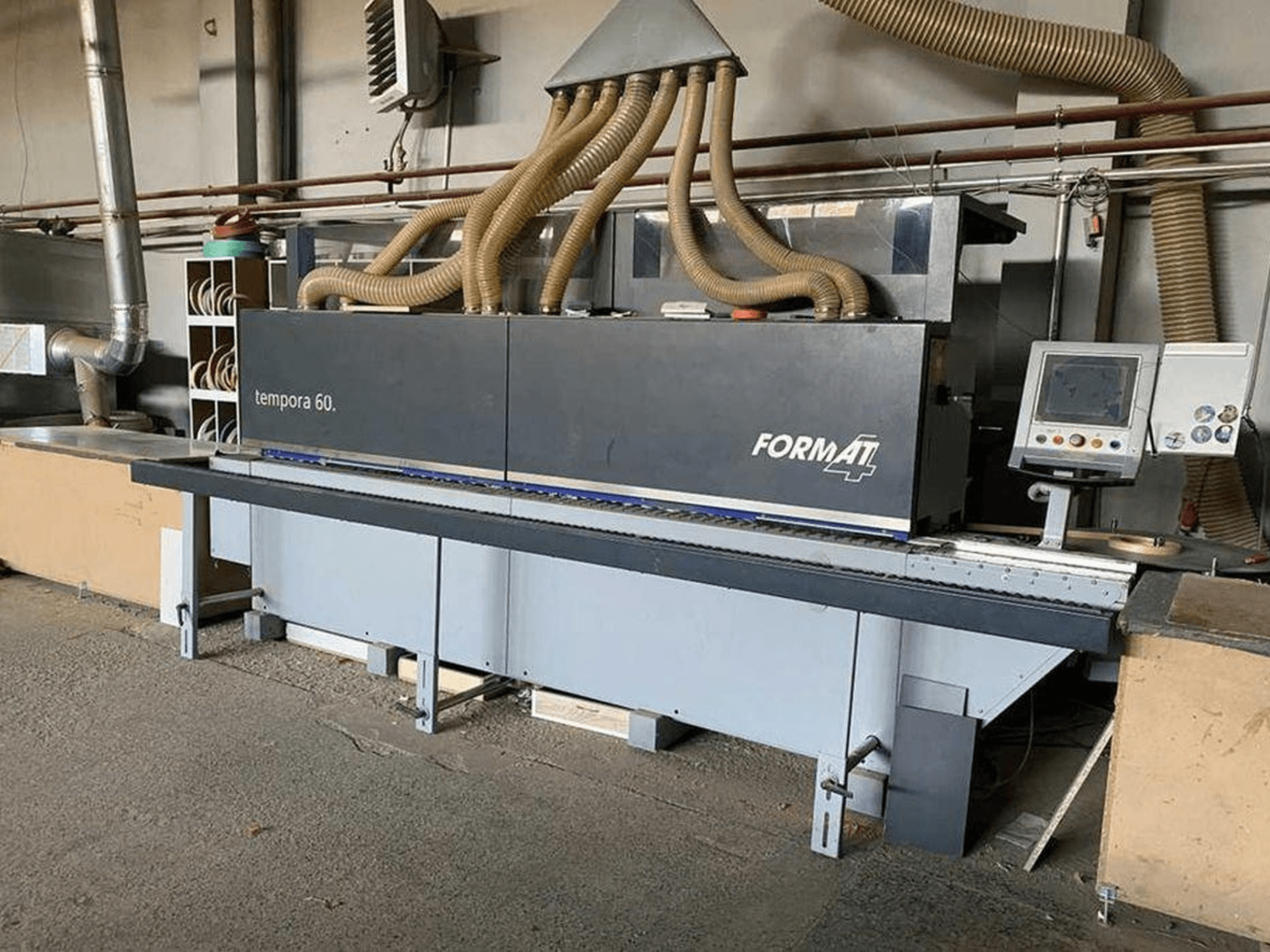 FORMAT4 Tempora 60 malu aplīmēšanas iekārta sānu skatā ar vairākām šļūtenēm un vadības paneli ar pogām un ekrānu.