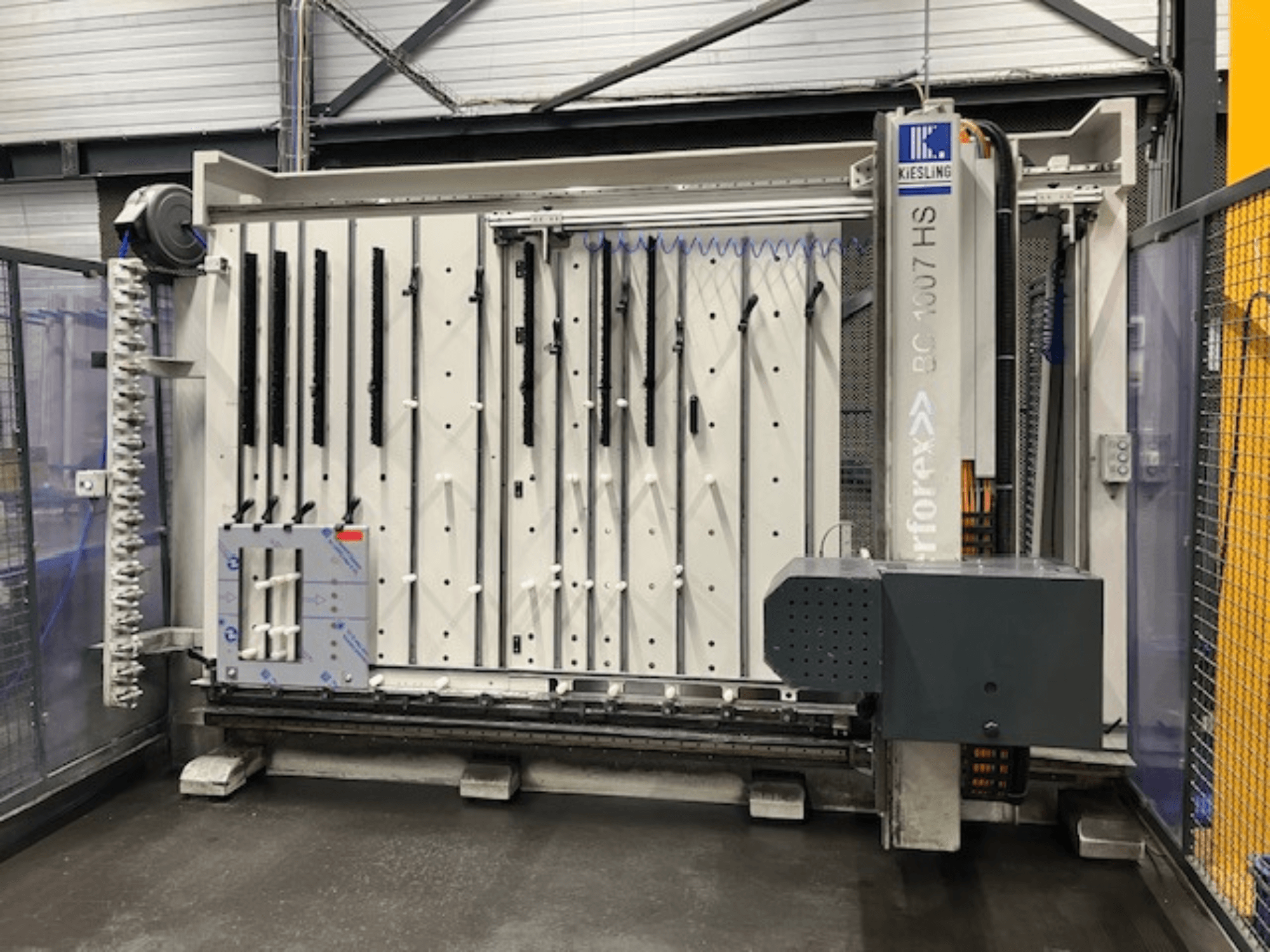 KIESLING Perforex BC1007HS horizontālais apstrādes centrs, sānskats, kurā redzams instrumentu turētājs un vadības panelis.