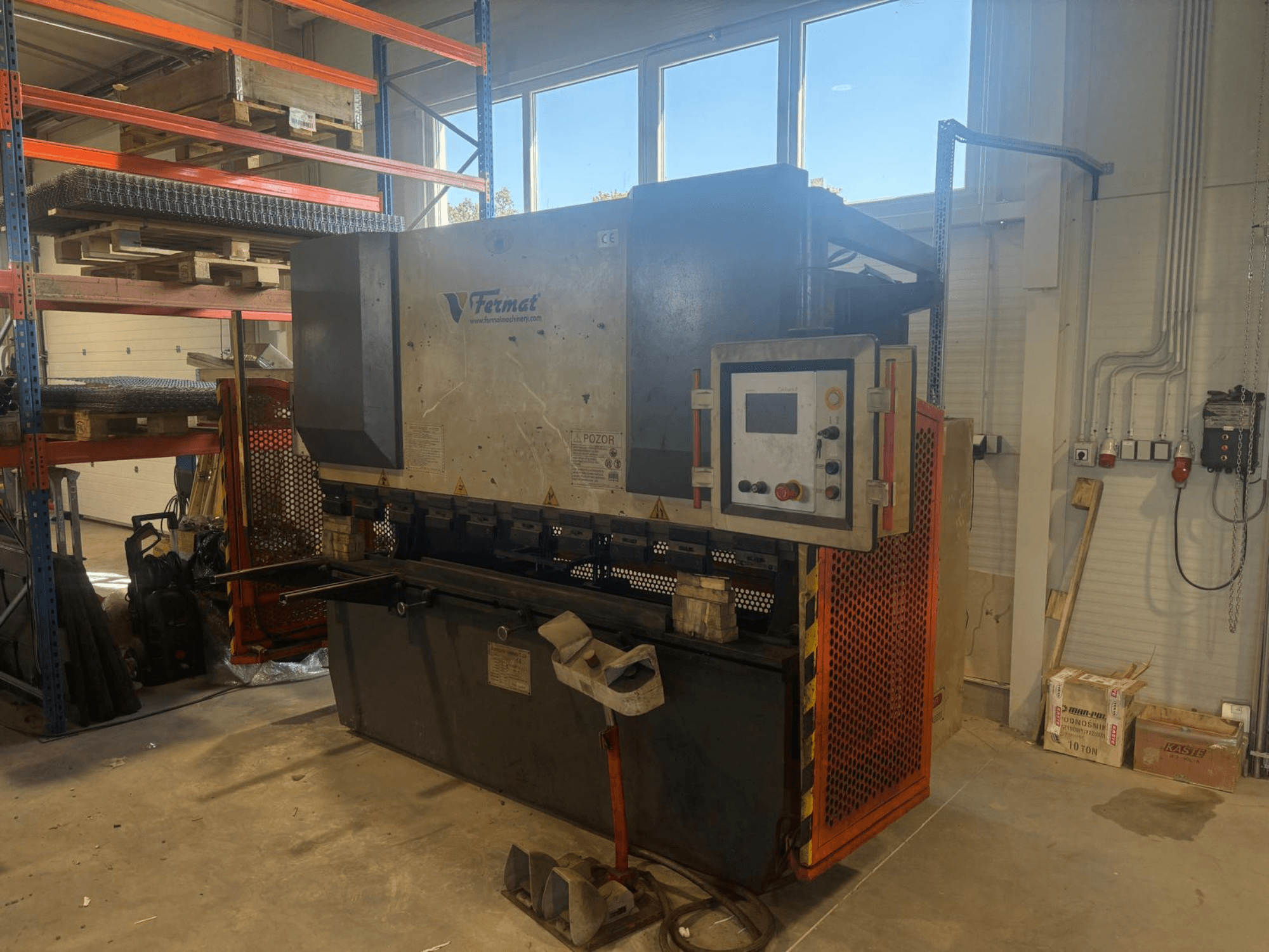 FERMAT CTOF 80/2500 CNC leņķspiedes skats no sāniem, kurā redzams vadības panelis un metāla liekšanas rīki.