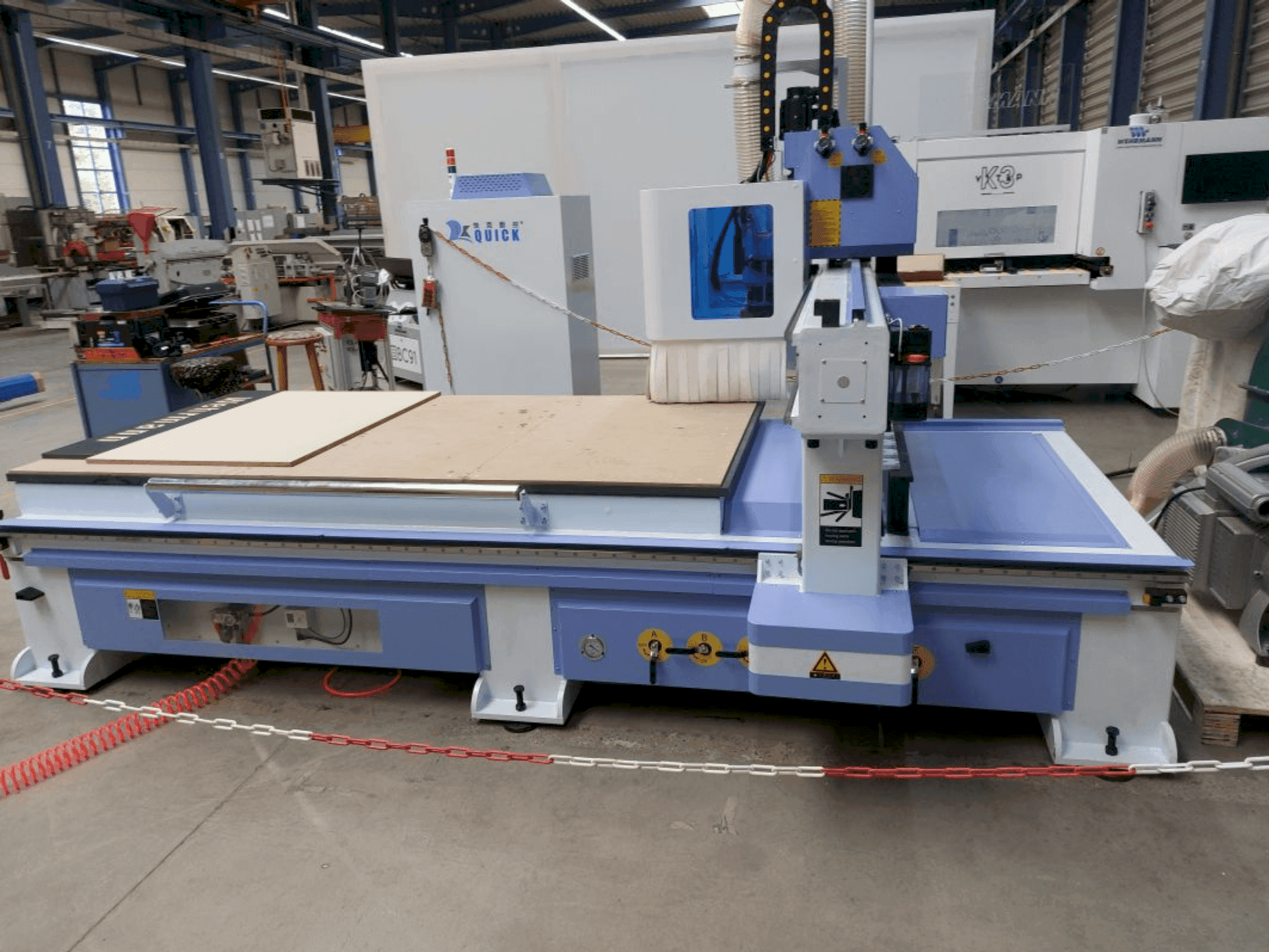 Mašīnas QUICK CNC UE-481 pretskats