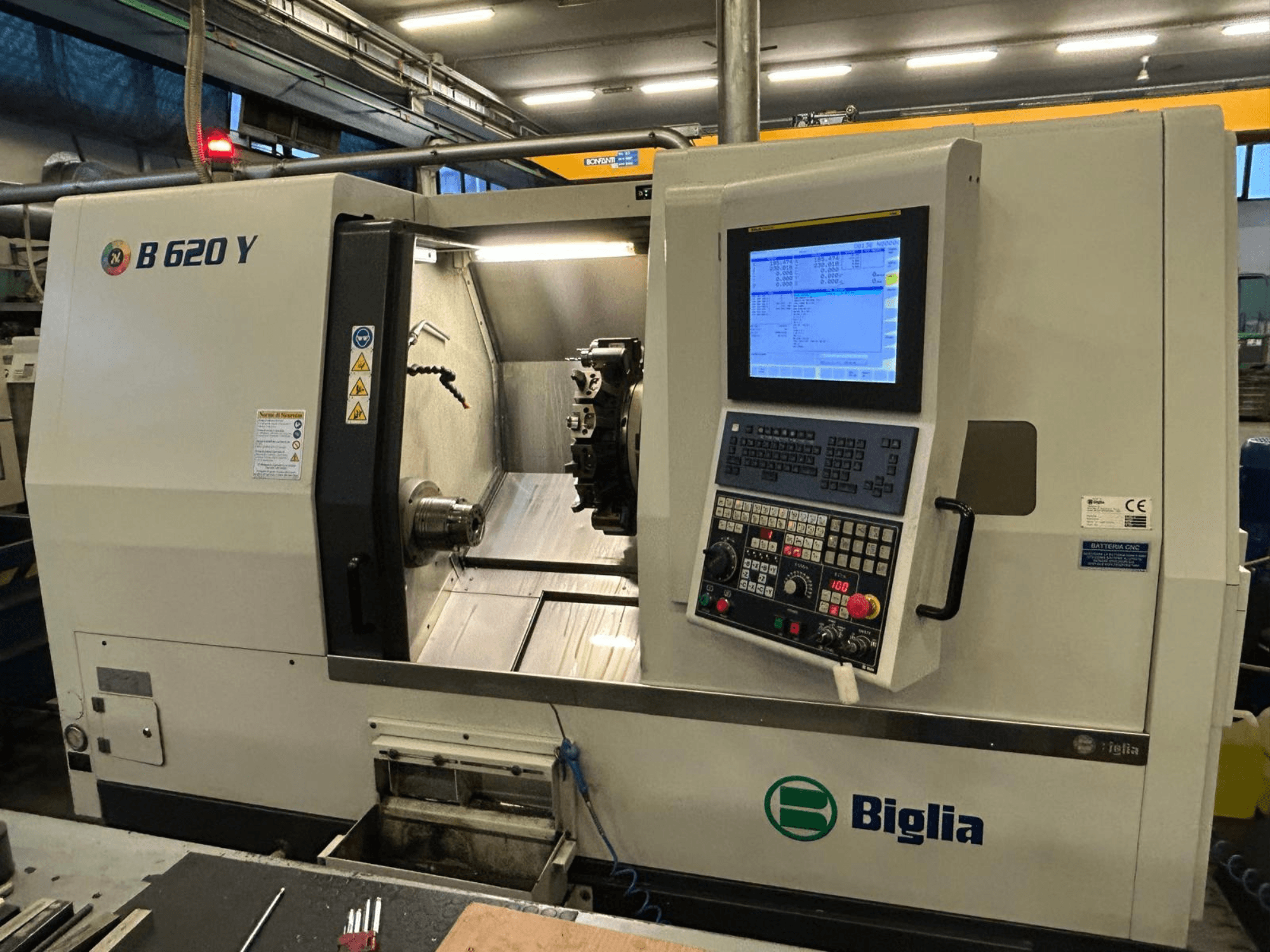 Biglia B 620 Y CNC virpa darbnīcā, skats no priekšpuses, redzams vadības panelis ar digitālo displeju un apstrādes komponenti.