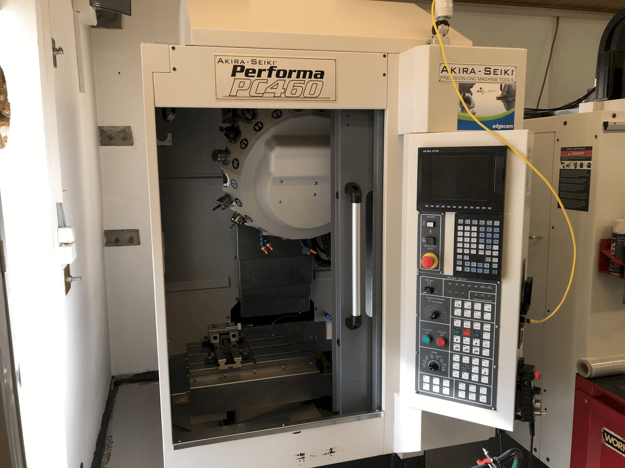 Mašīnas Akira Seiki PC 460 pretskats