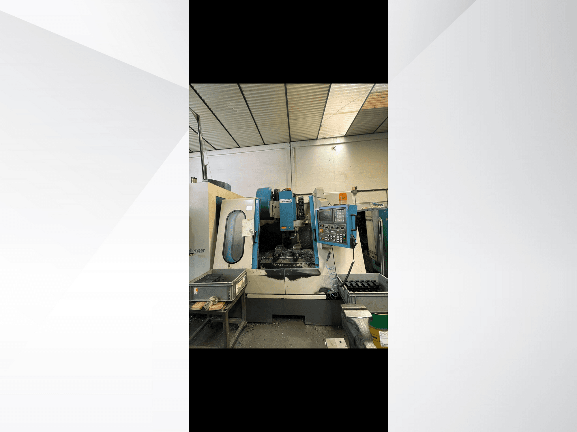 CNC darbgalds, modelis Challenger 1500, sānu skats, kurā redzams vadības panelis un darba vieta ar metāla skaidām.