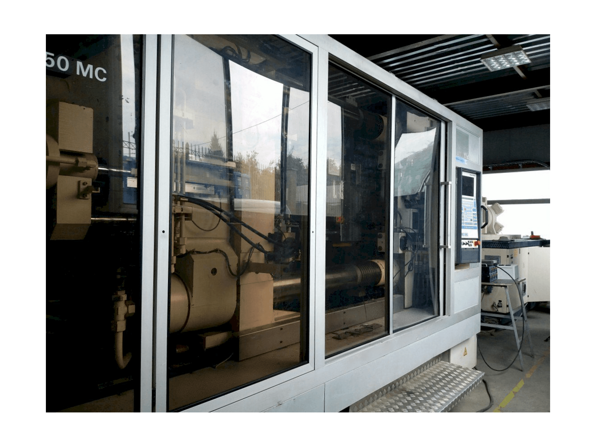 Mašīnas Krauss Maffei KM 800/1330 MC pretskats