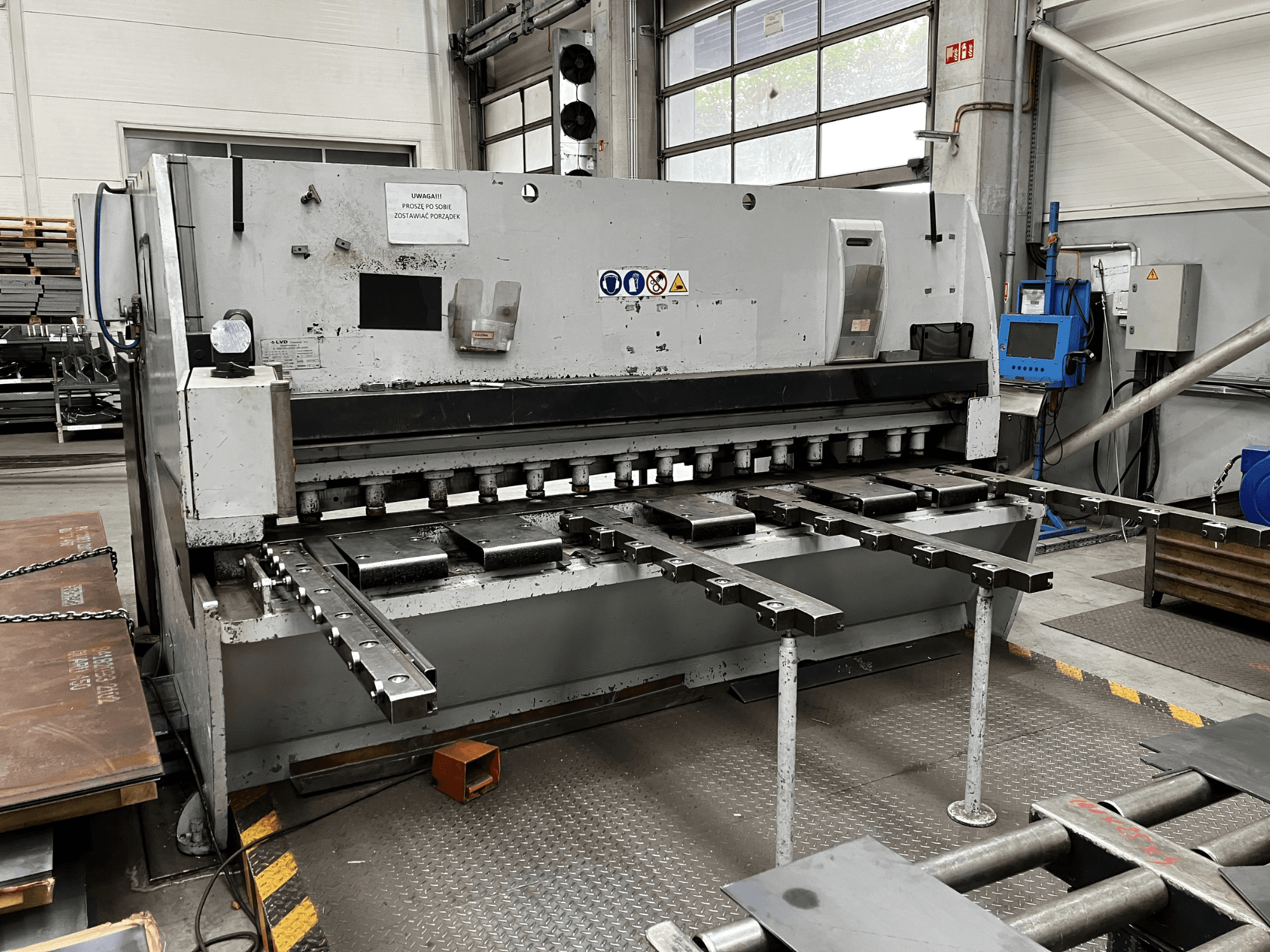 CNC šķēres LVD MVS-TS 13/31, skats no priekšpuses, ar šķēres asmeņiem un vadības paneli.