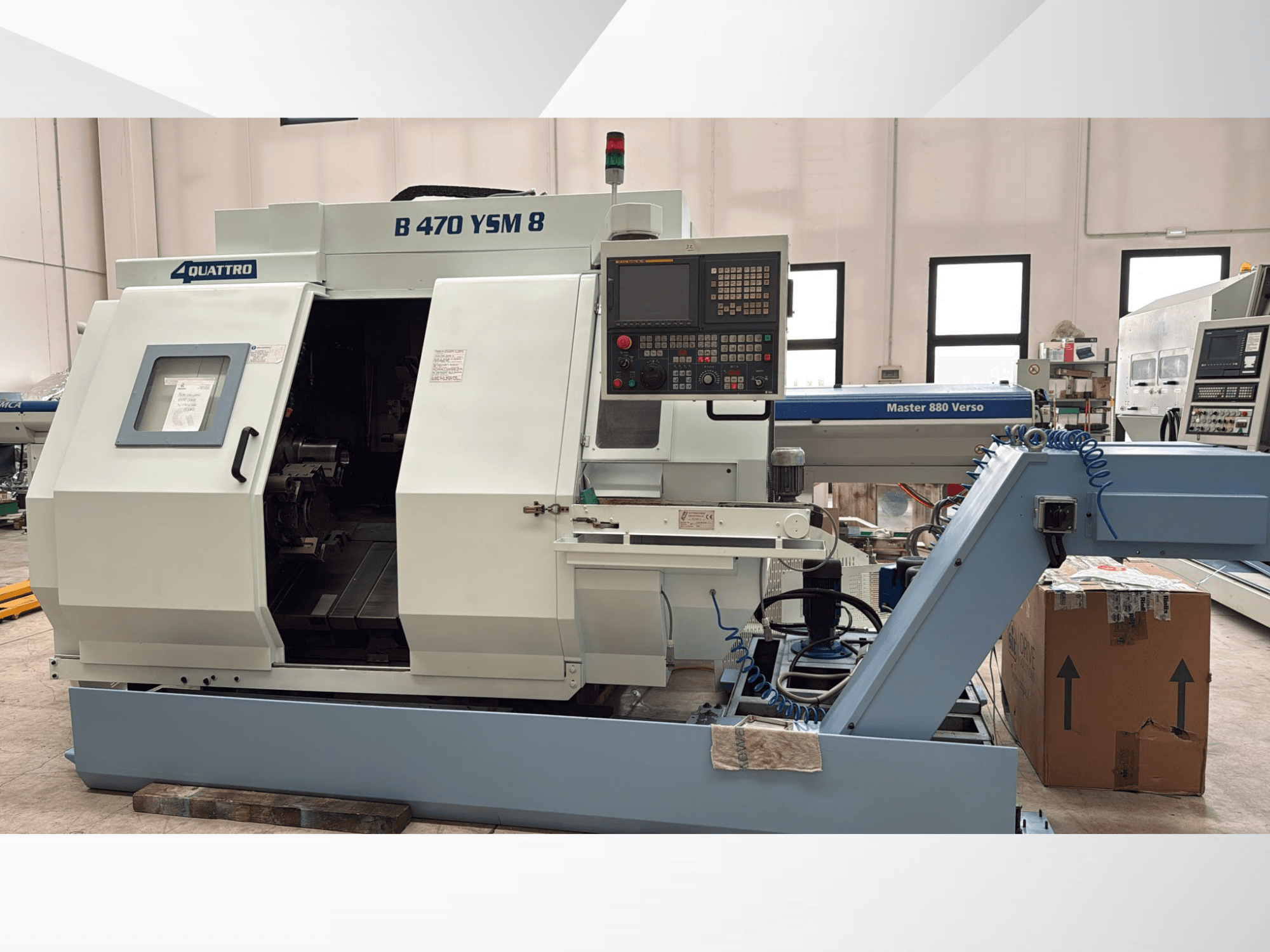 Biglia B470 YSM frēzēšanas centrs, priekšējais skats, kurā redzams vadības panelis, atvērta lūka un darba vieta ar instrumentiem.