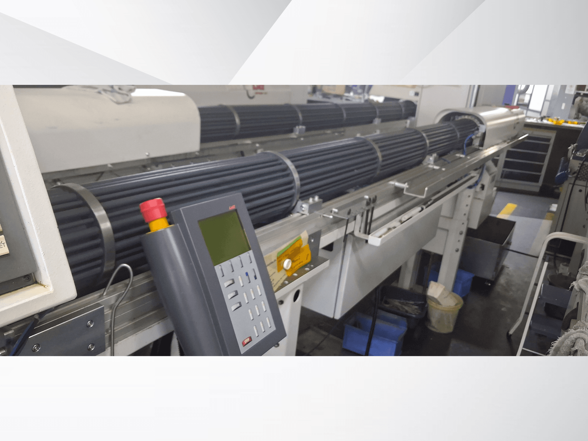 Šveices tipa virpošanas darbgalds TORNOS DECO 10a priekšpusē ar vadības paneli un rotējošām mucām precīzai apstrādei.