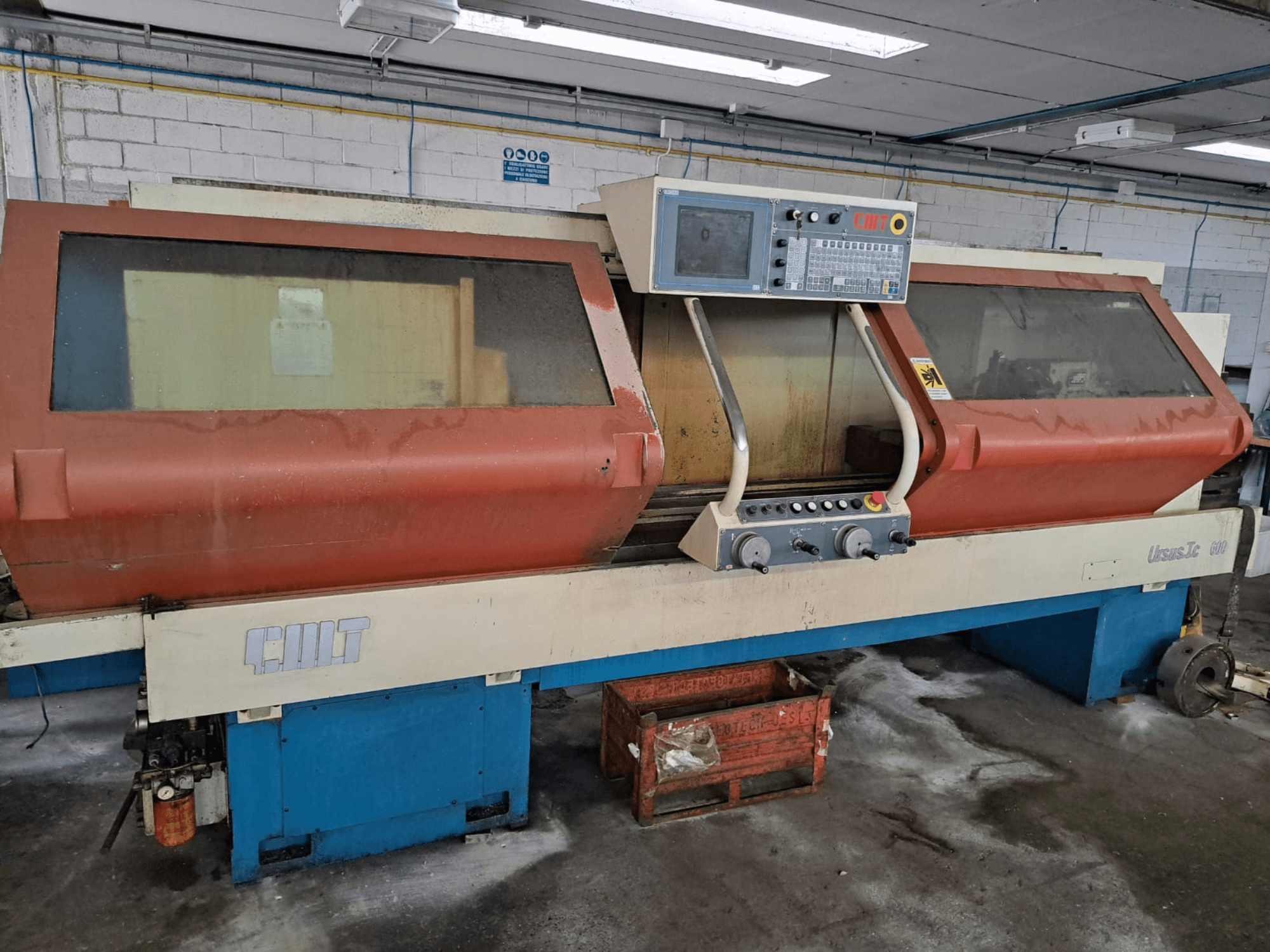 Horizontālās virpošanas iekārta URSUS TC, skats no priekšpuses, ar sarkanu korpusu, vadības paneli un redzamu instrumentu turētāju.