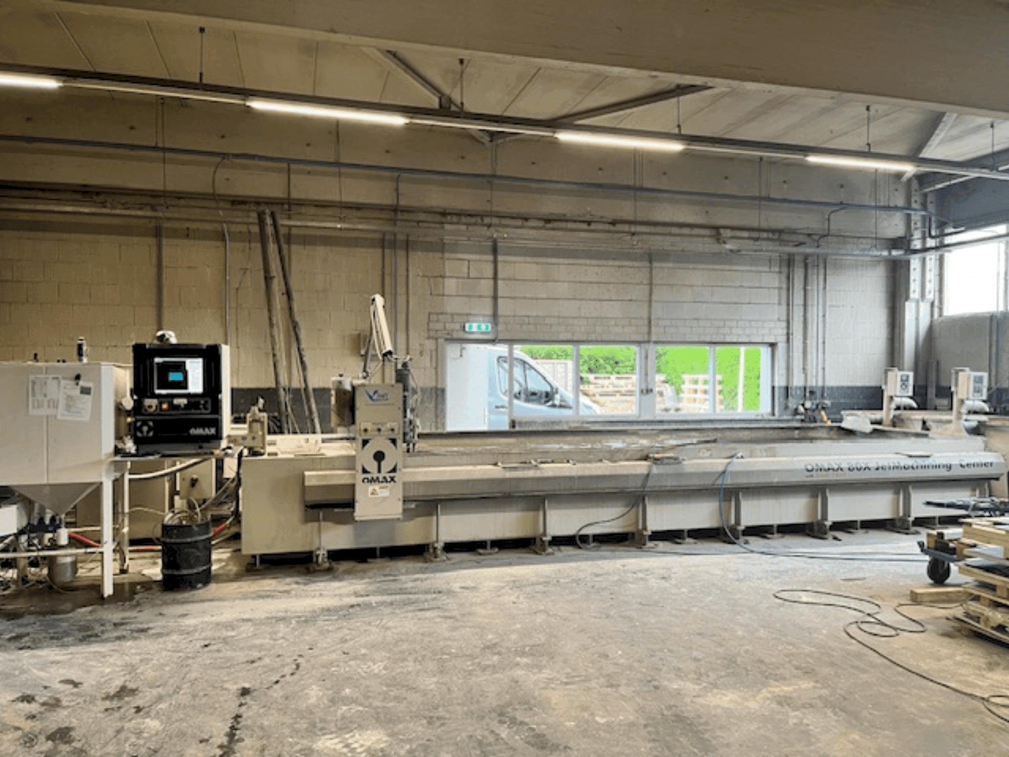 Mašīnas OMAX 80X pretskats